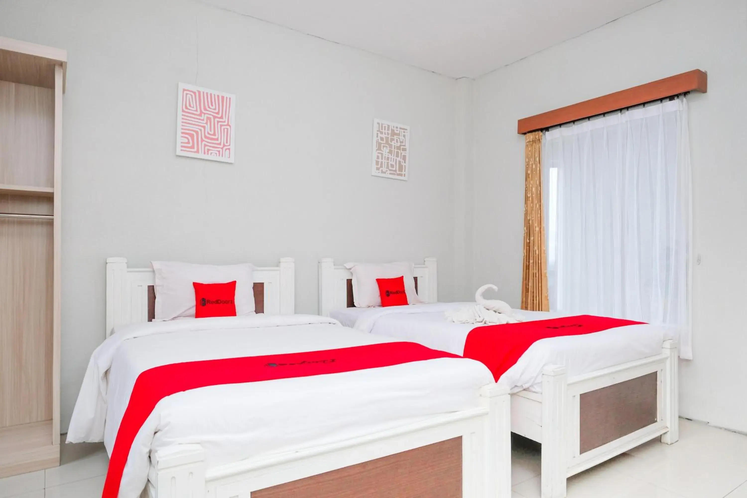 Bedroom, Bed in RedDoorz near Taman Rekreasi Selecta Bedroom, Bed in RedDoorz near Taman Rekreasi Selecta