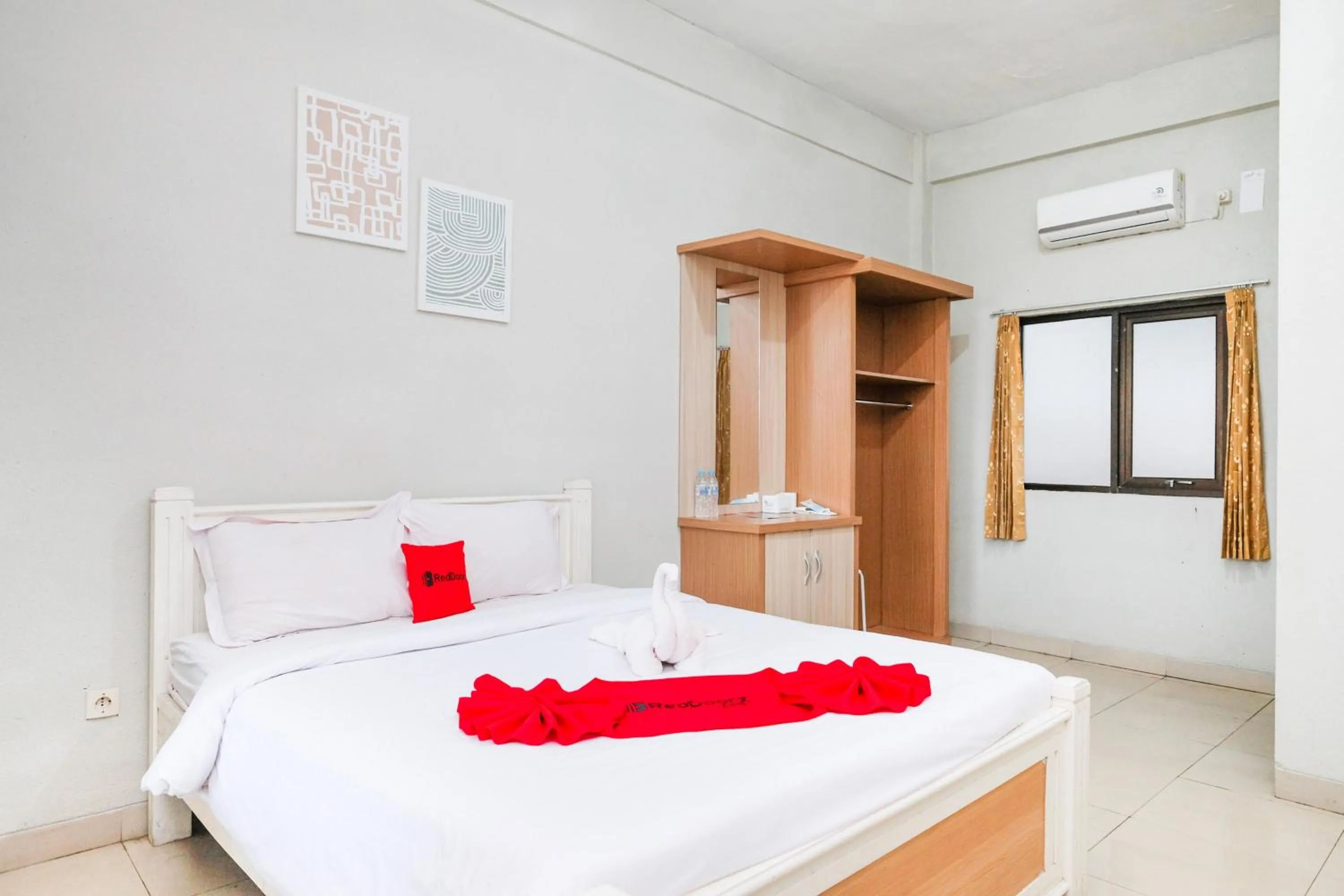 Bedroom, Bed in RedDoorz near Taman Rekreasi Selecta
