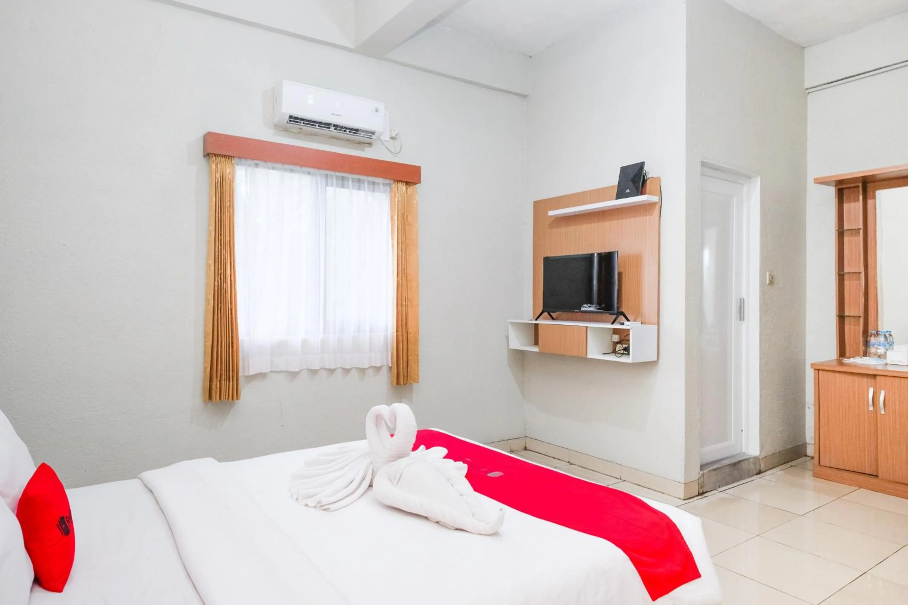 Bedroom, Bed in RedDoorz near Taman Rekreasi Selecta