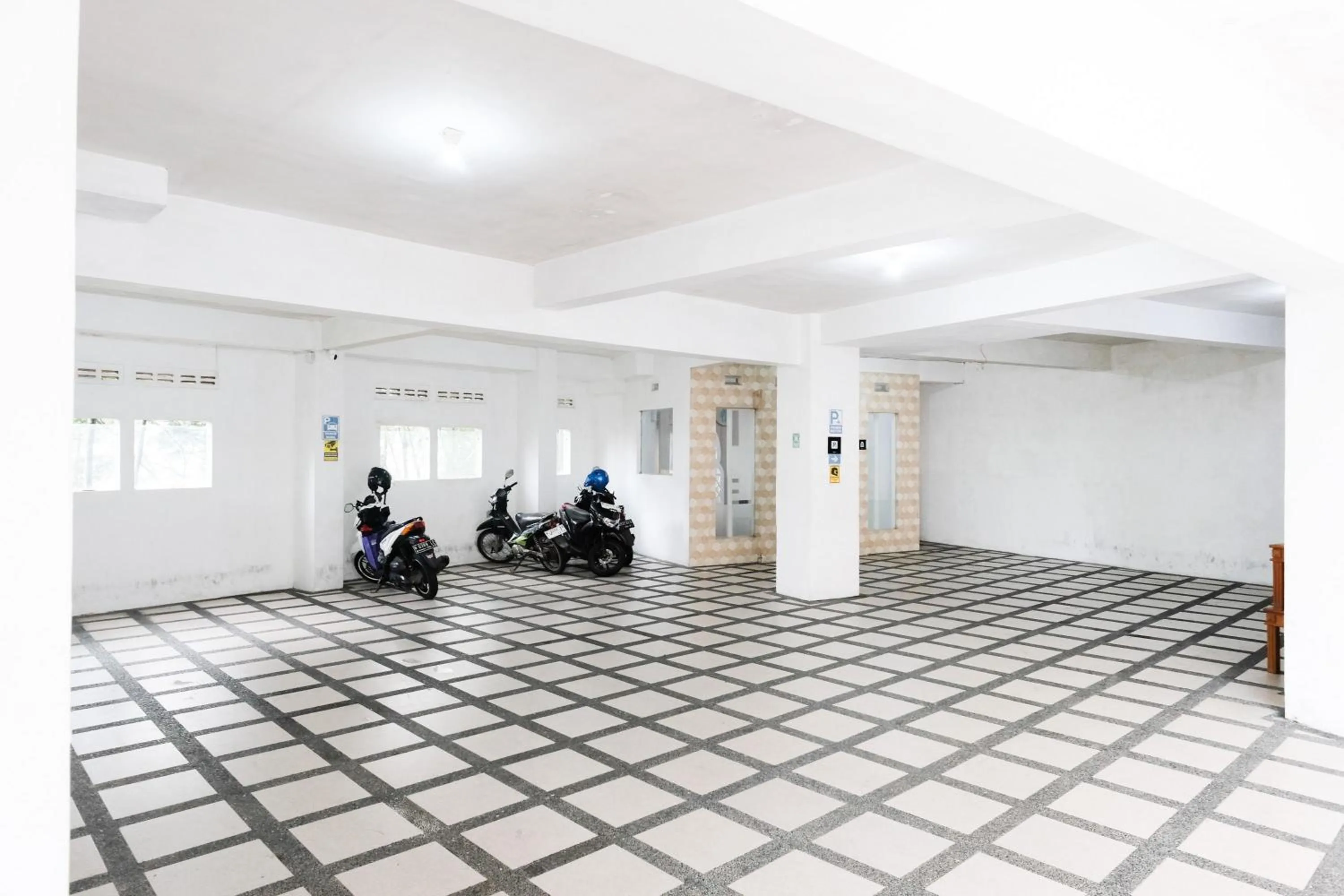 Parking in RedDoorz near Taman Rekreasi Selecta