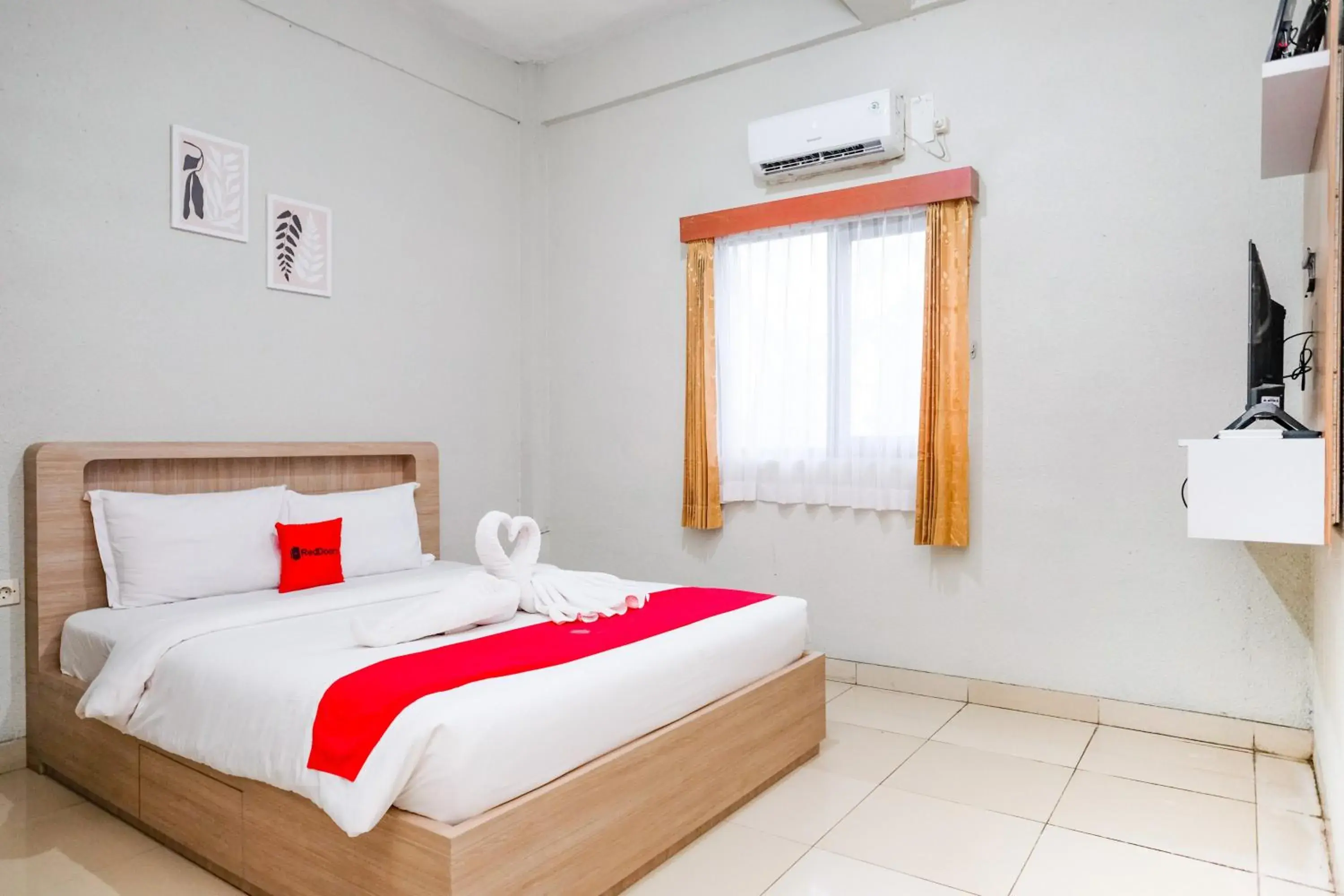 Bedroom, Bed in RedDoorz near Taman Rekreasi Selecta Bedroom, Bed in RedDoorz near Taman Rekreasi Selecta