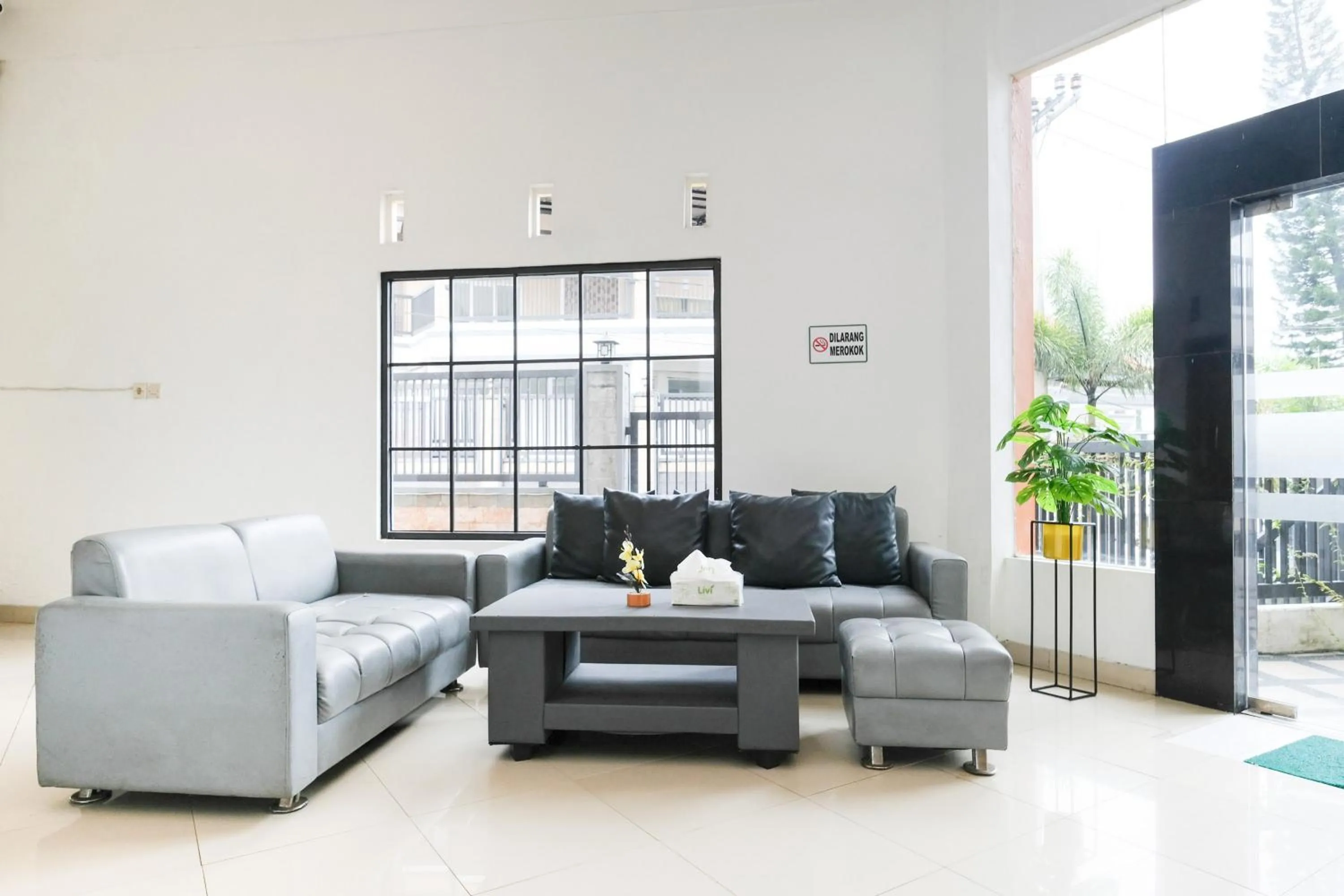 Seating area in RedDoorz near Taman Rekreasi Selecta