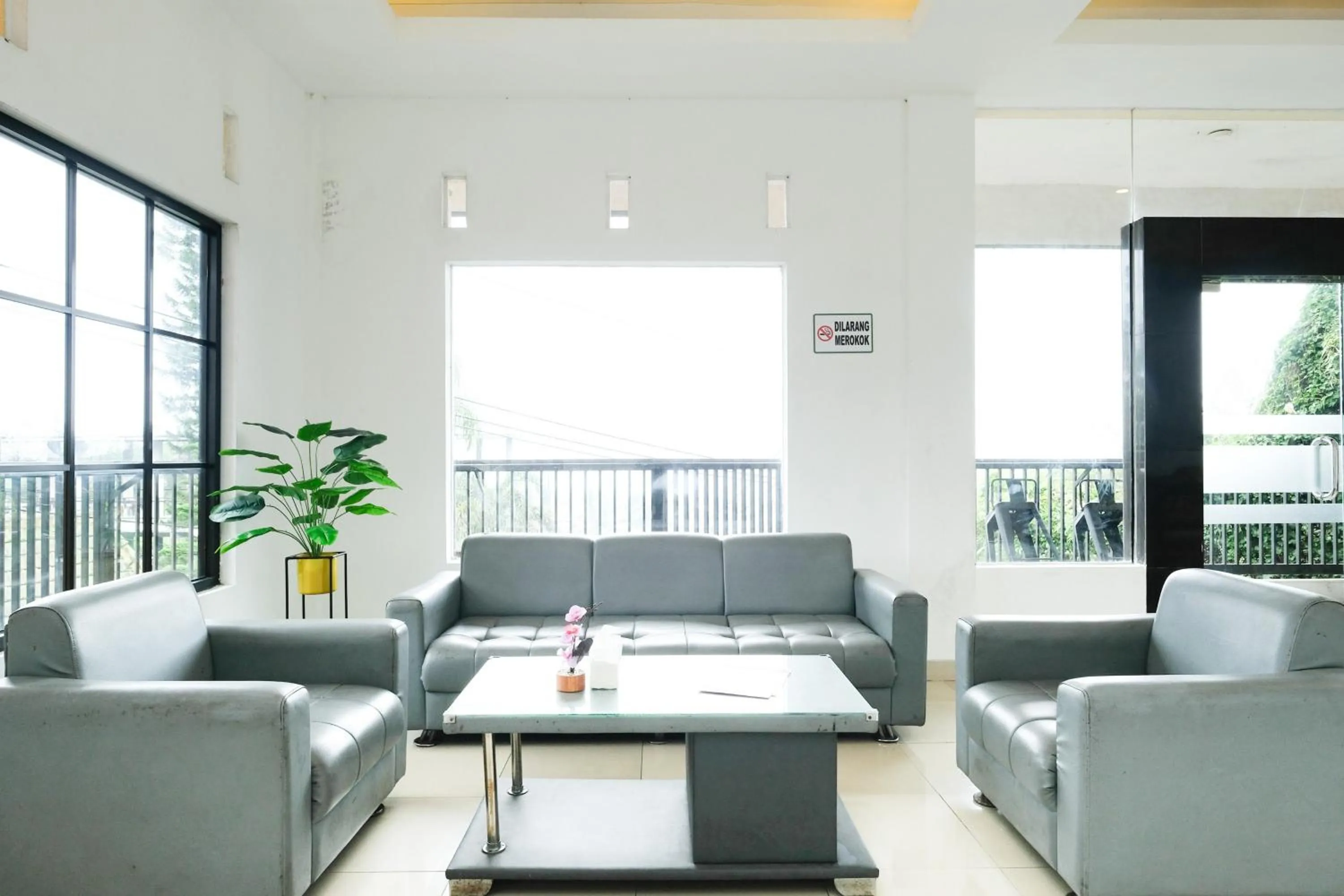 Seating area in RedDoorz near Taman Rekreasi Selecta