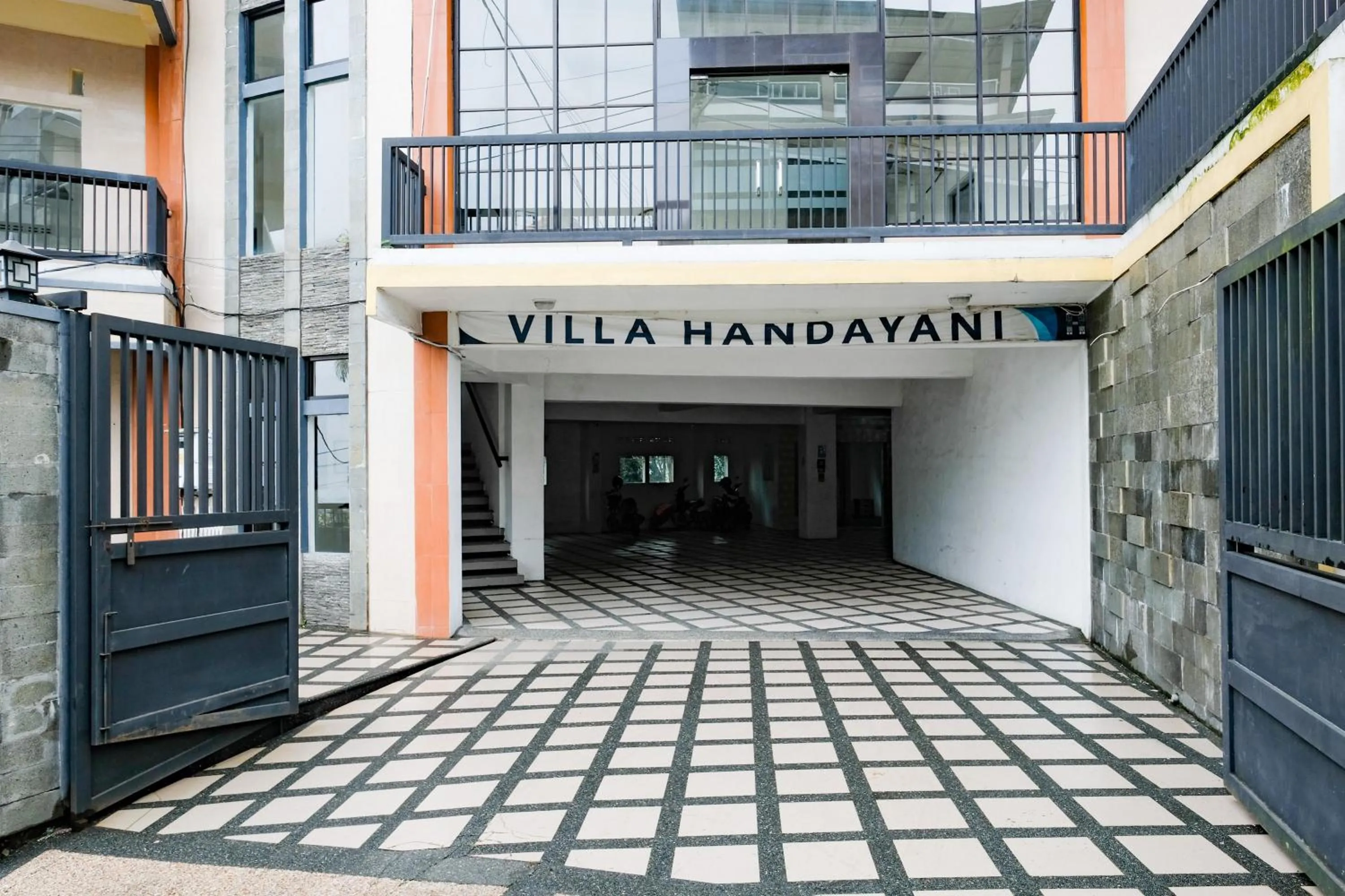 Facade/entrance in RedDoorz near Taman Rekreasi Selecta