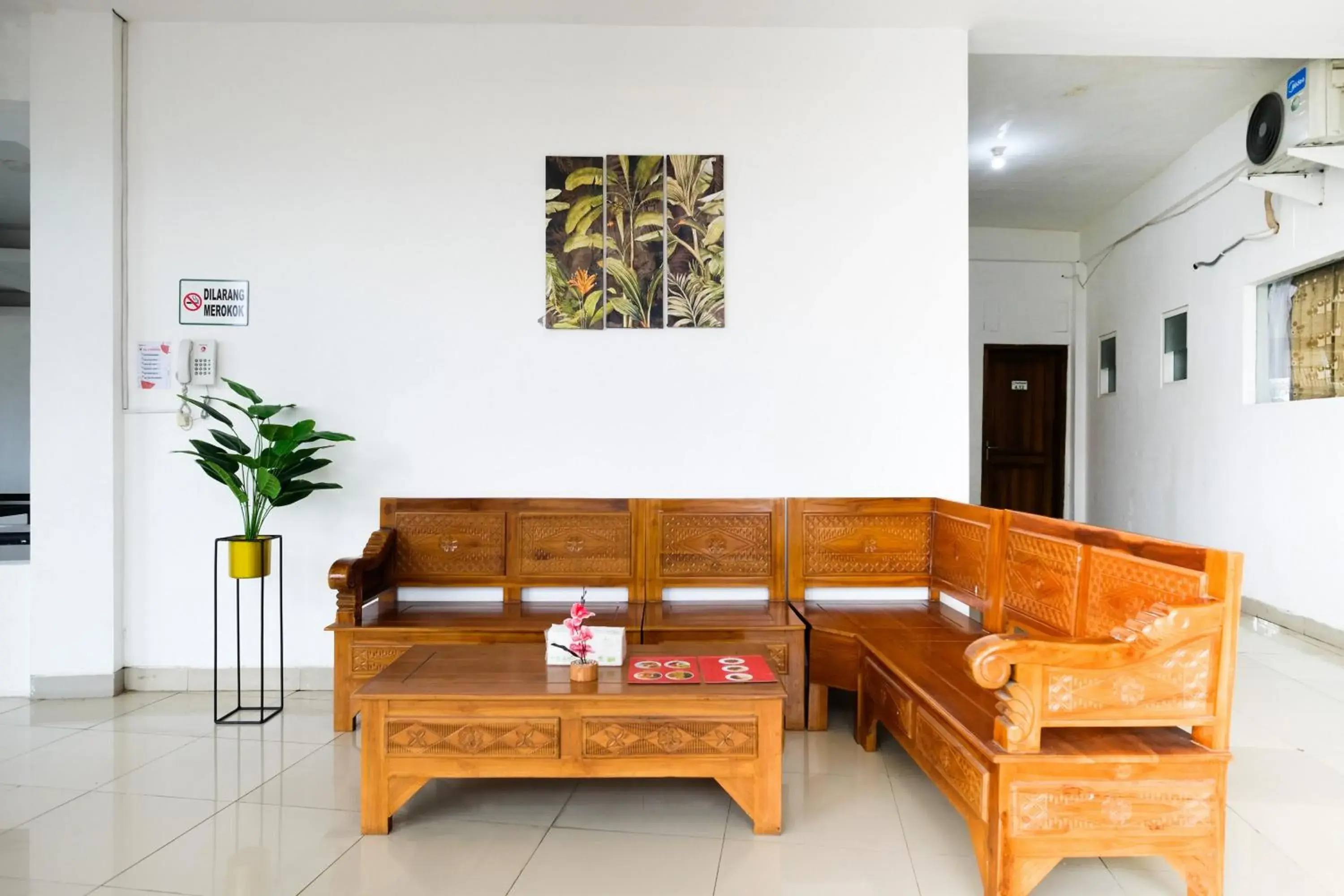 Seating area in RedDoorz near Taman Rekreasi Selecta Seating area in RedDoorz near Taman Rekreasi Selecta