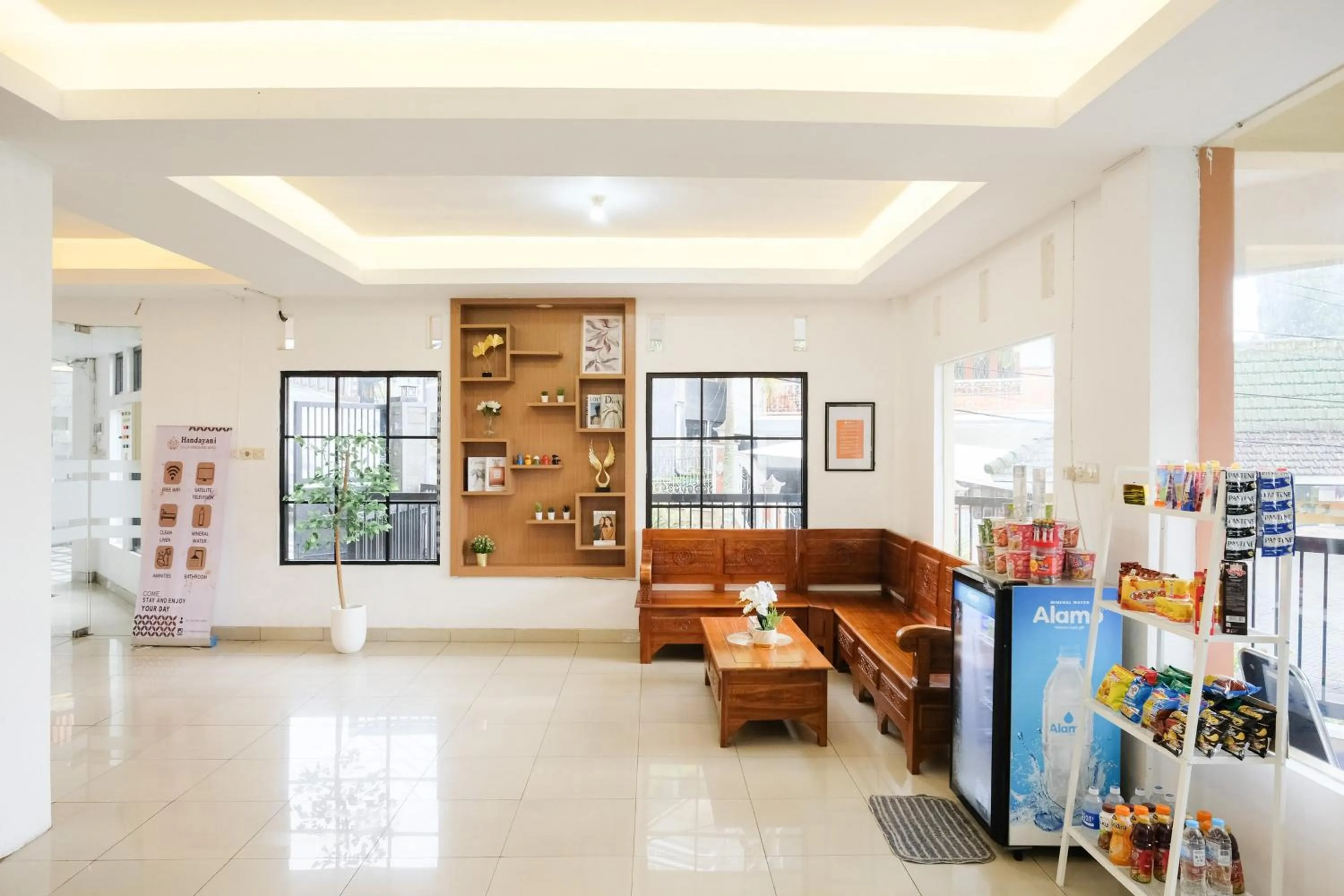 Seating area in RedDoorz near Taman Rekreasi Selecta