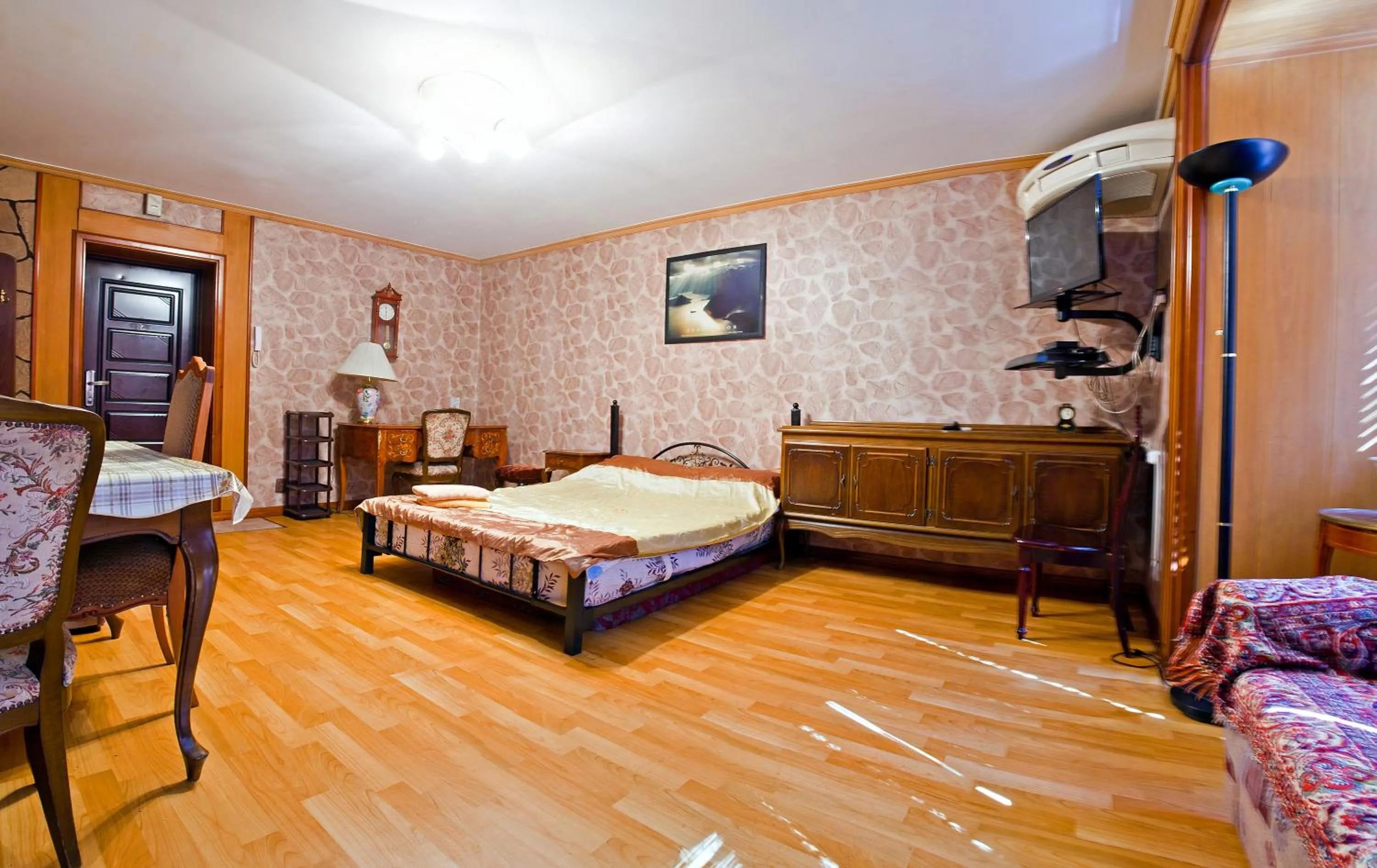 Bed in Lessor Apartments
