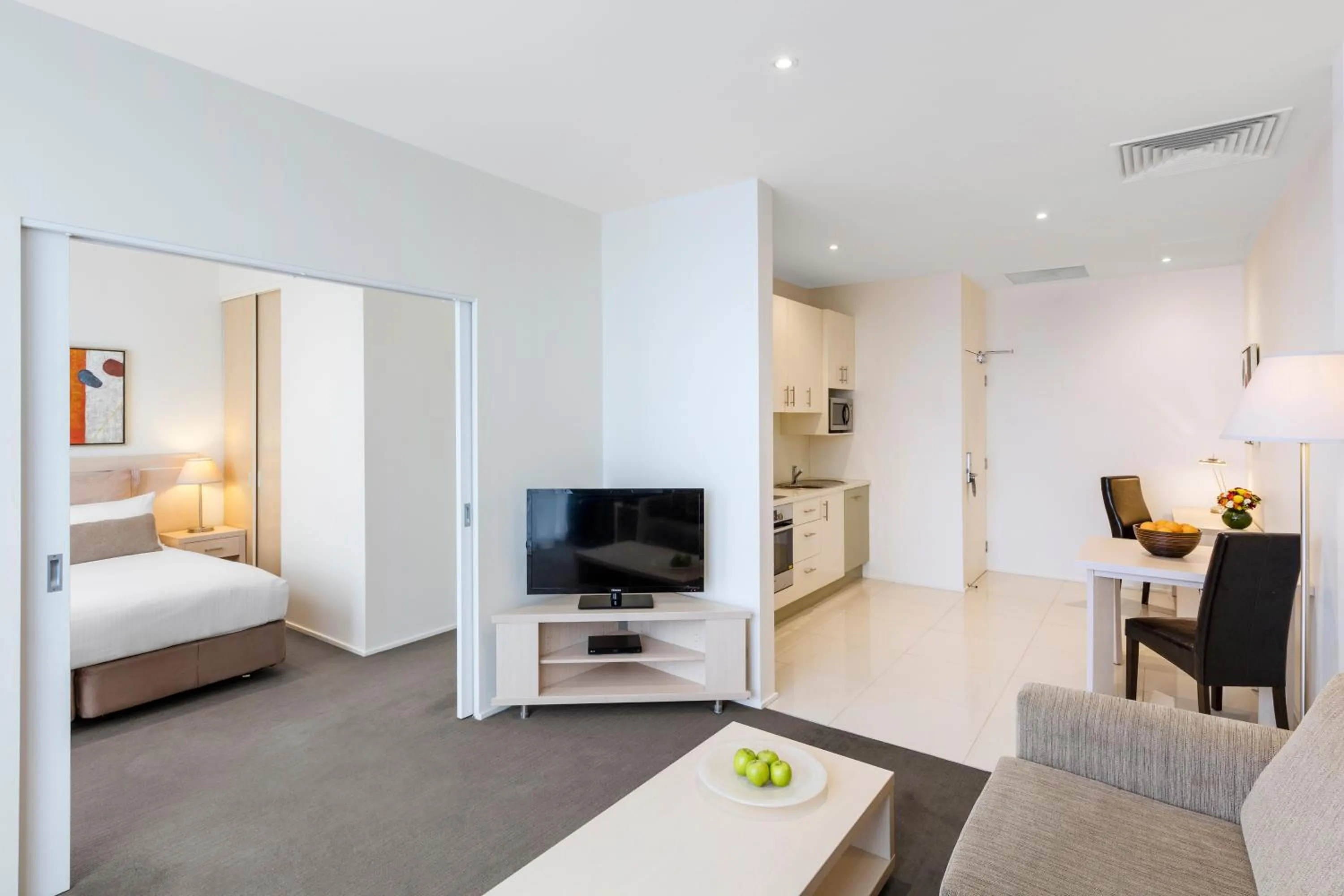 TV and multimedia, Bed in Oaks Melbourne on Lonsdale Suites