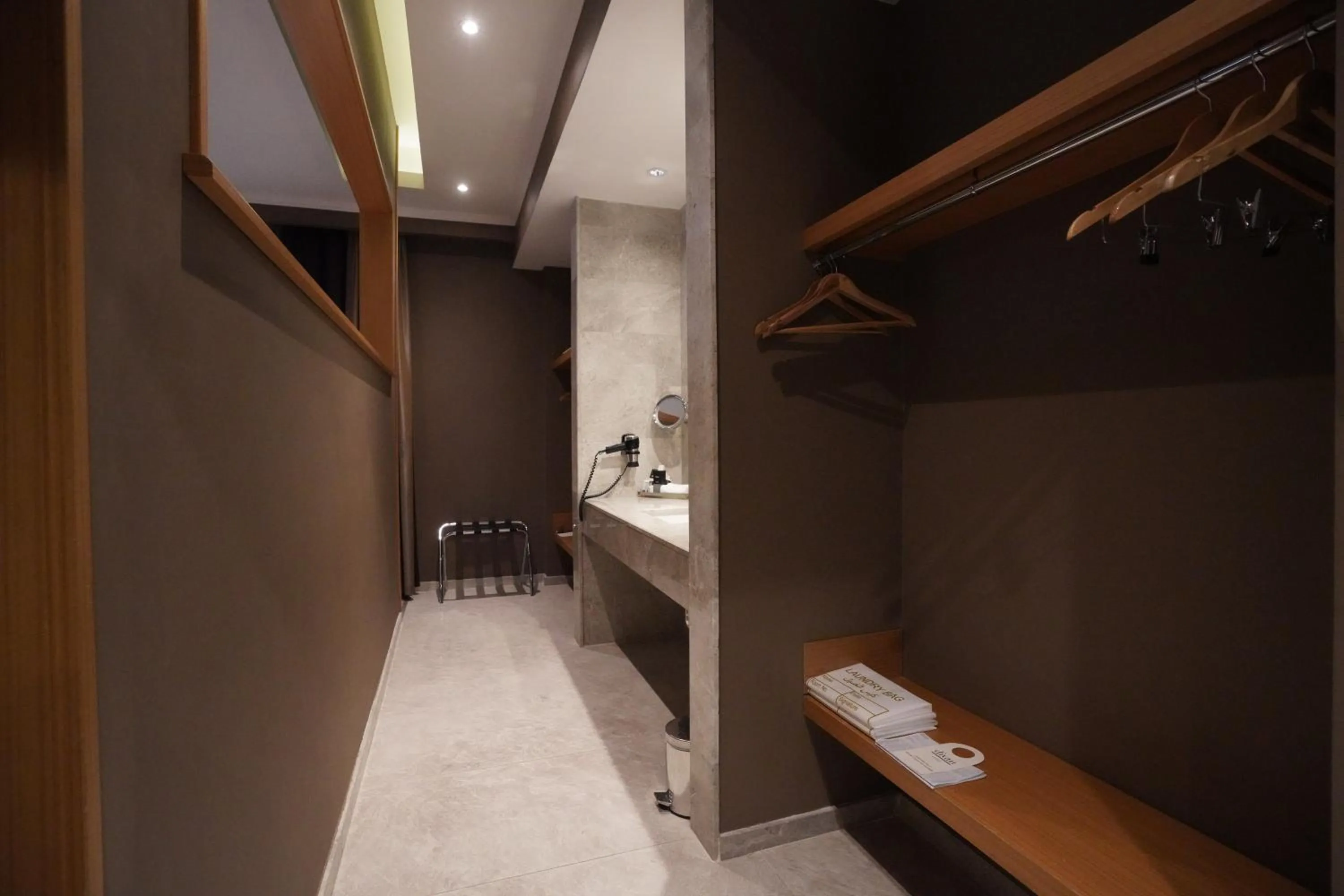 wardrobe, Bed in Divan Erbil Hotel