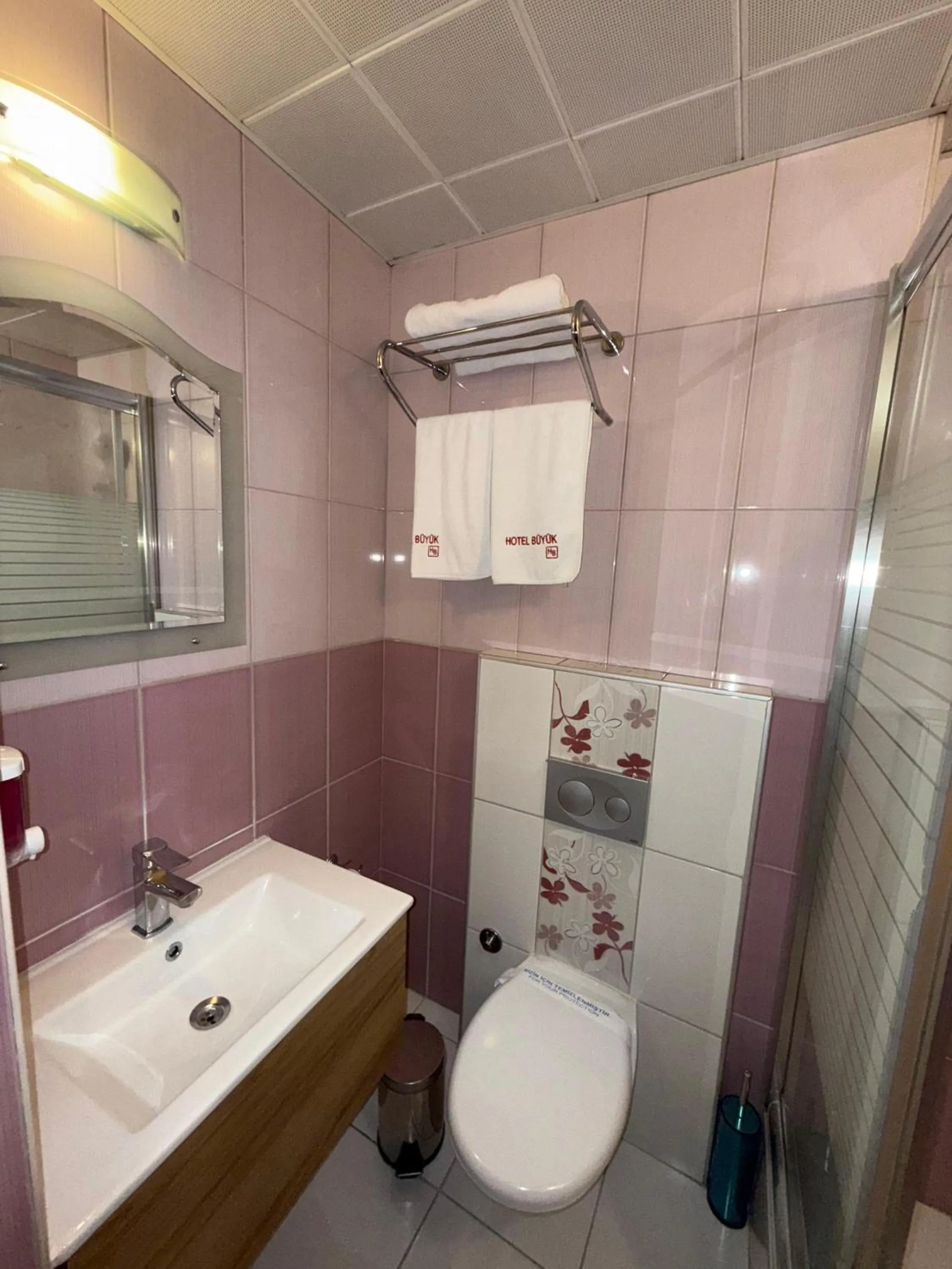 Shower in Buyuk Hotel