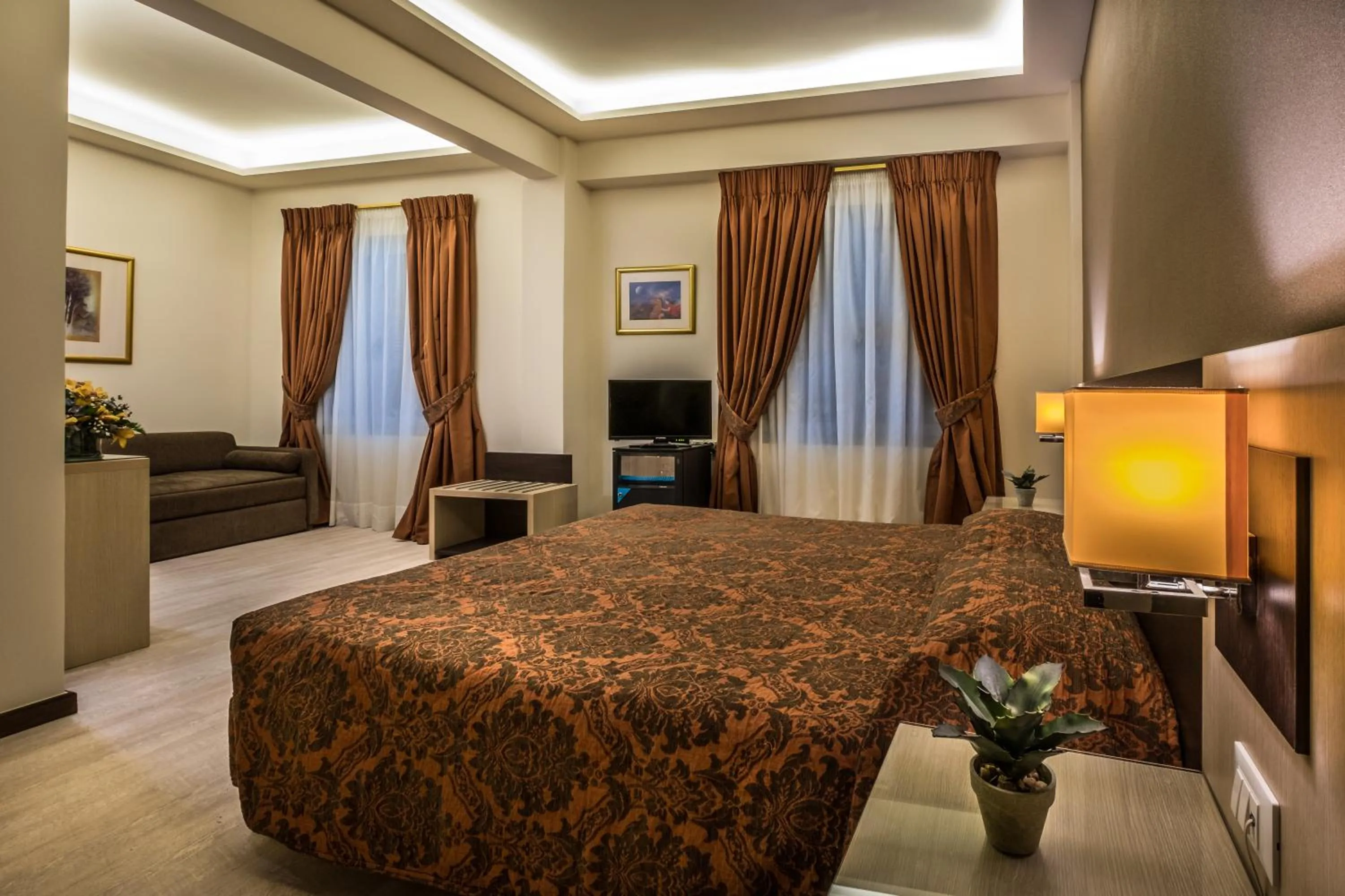 Bedroom, Bed in Rex Hotel