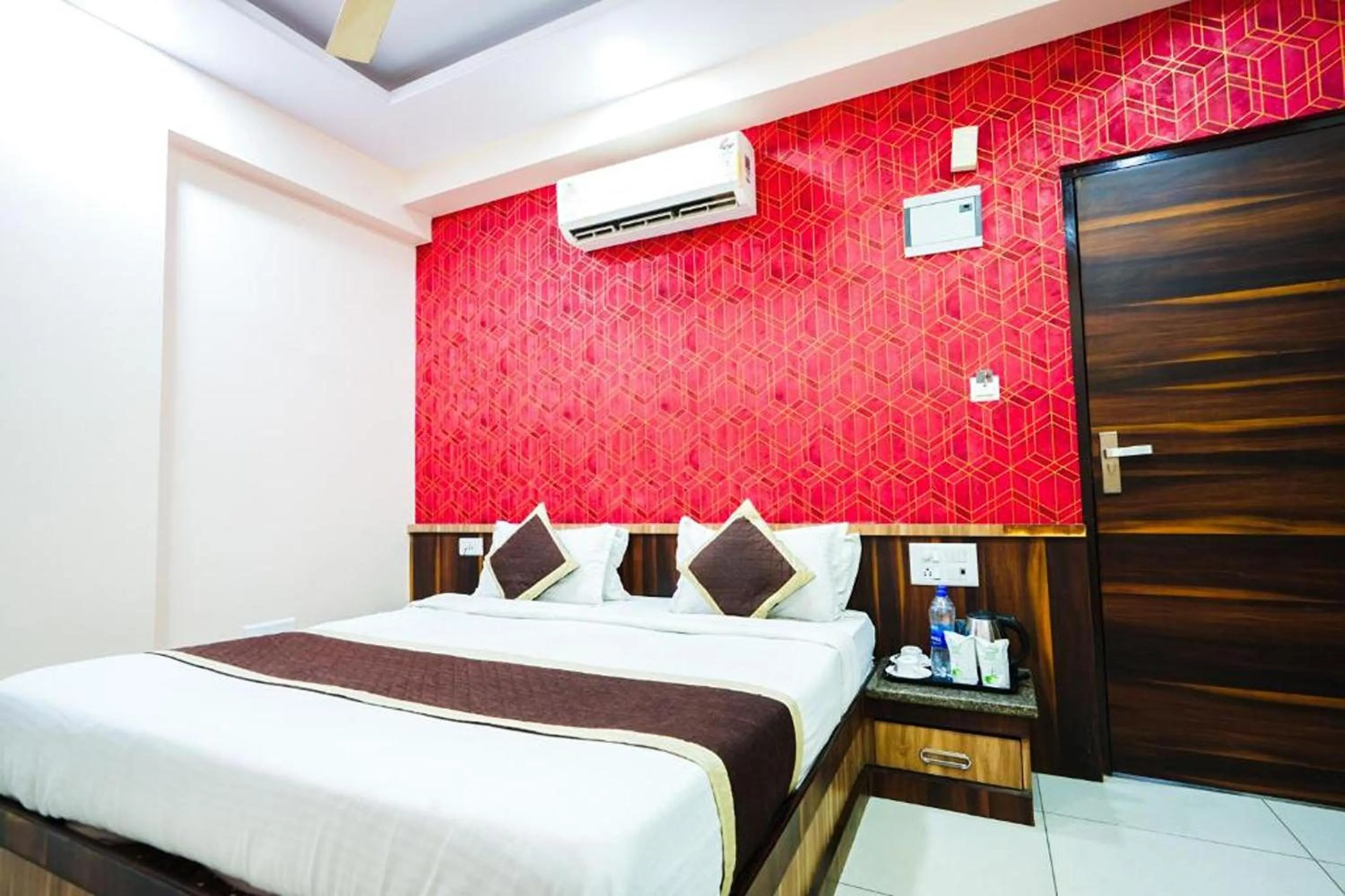 Deluxe Double Room with Balcony in Hotel Olive Greens Near Jaipur International Airport