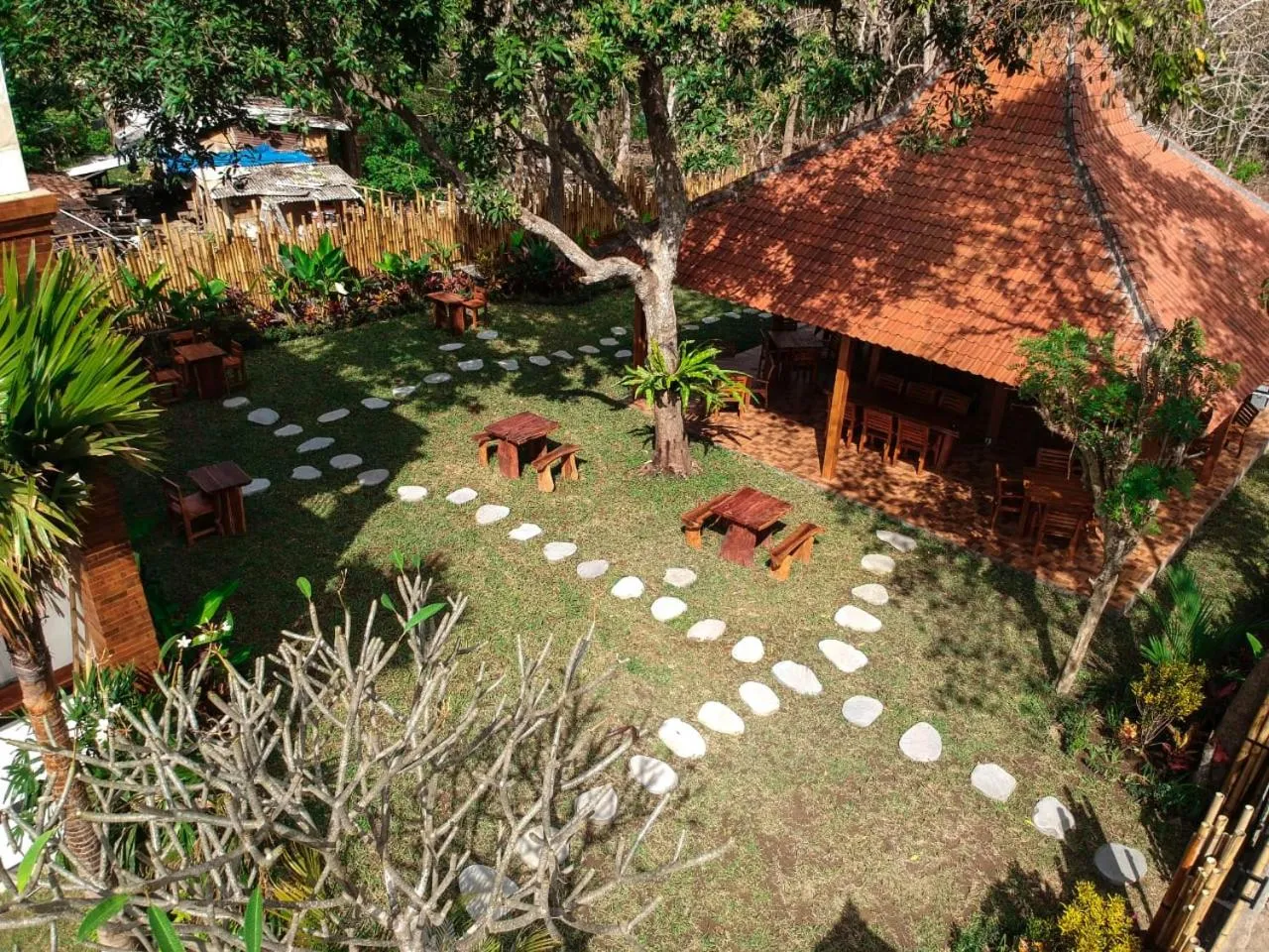 Garden in Seno Guesthouse & Cafe