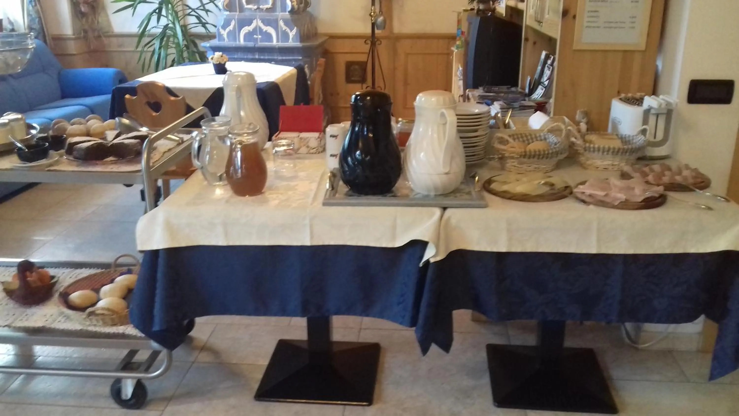 Communal lounge/ TV room in B&B Nido Delle Aquile