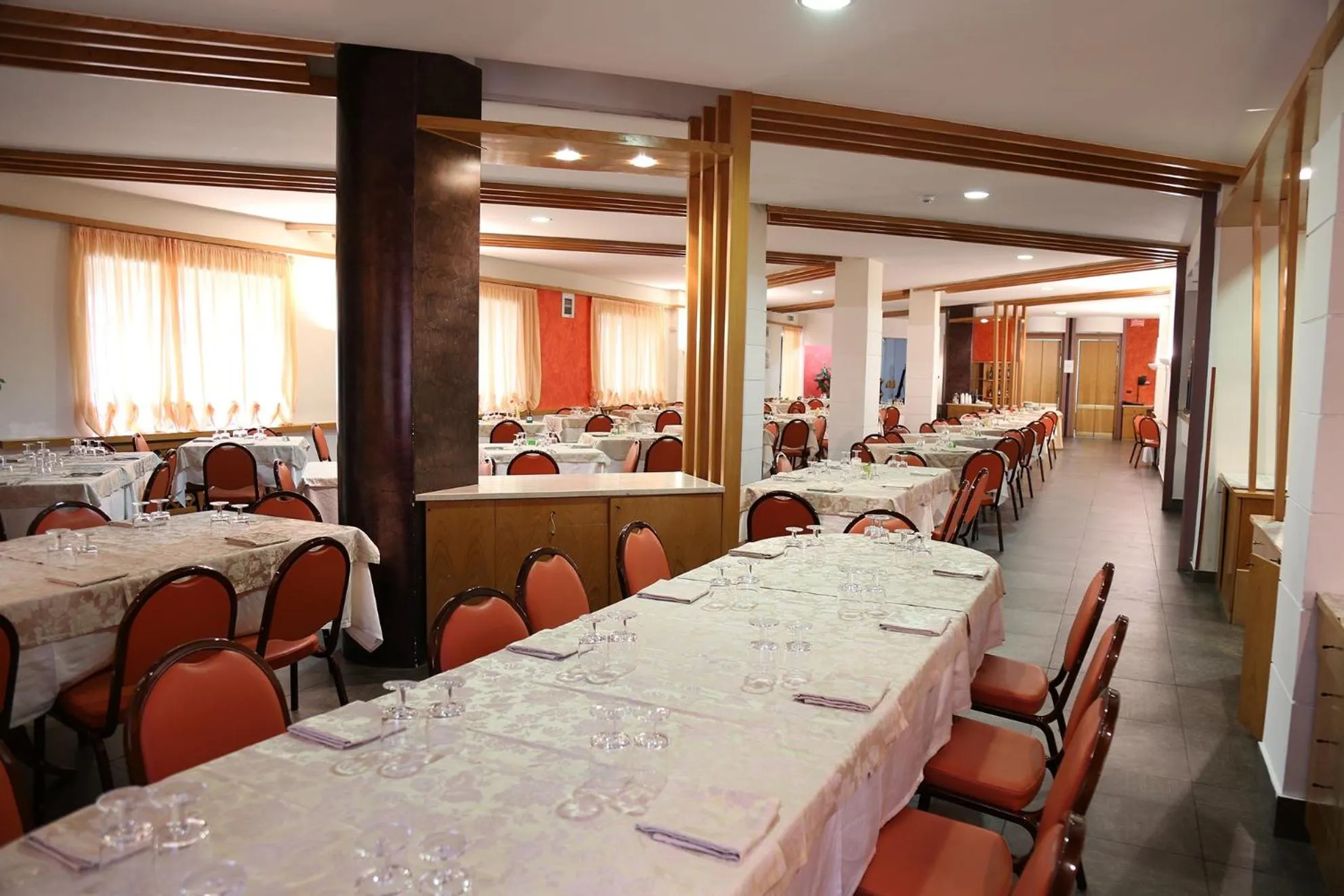 Restaurant/places to eat in Hotel Meranda
