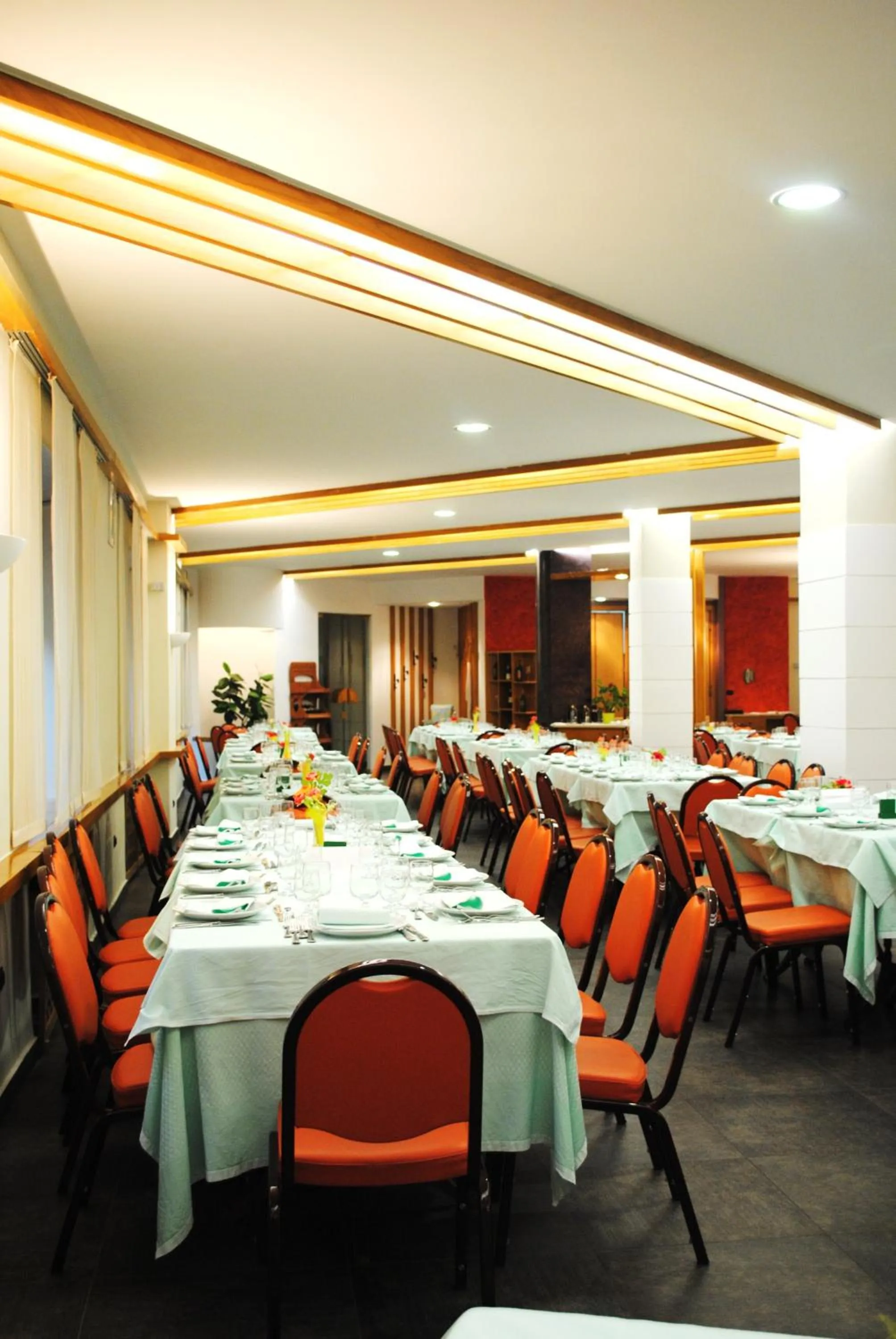 Restaurant/places to eat in Hotel Meranda