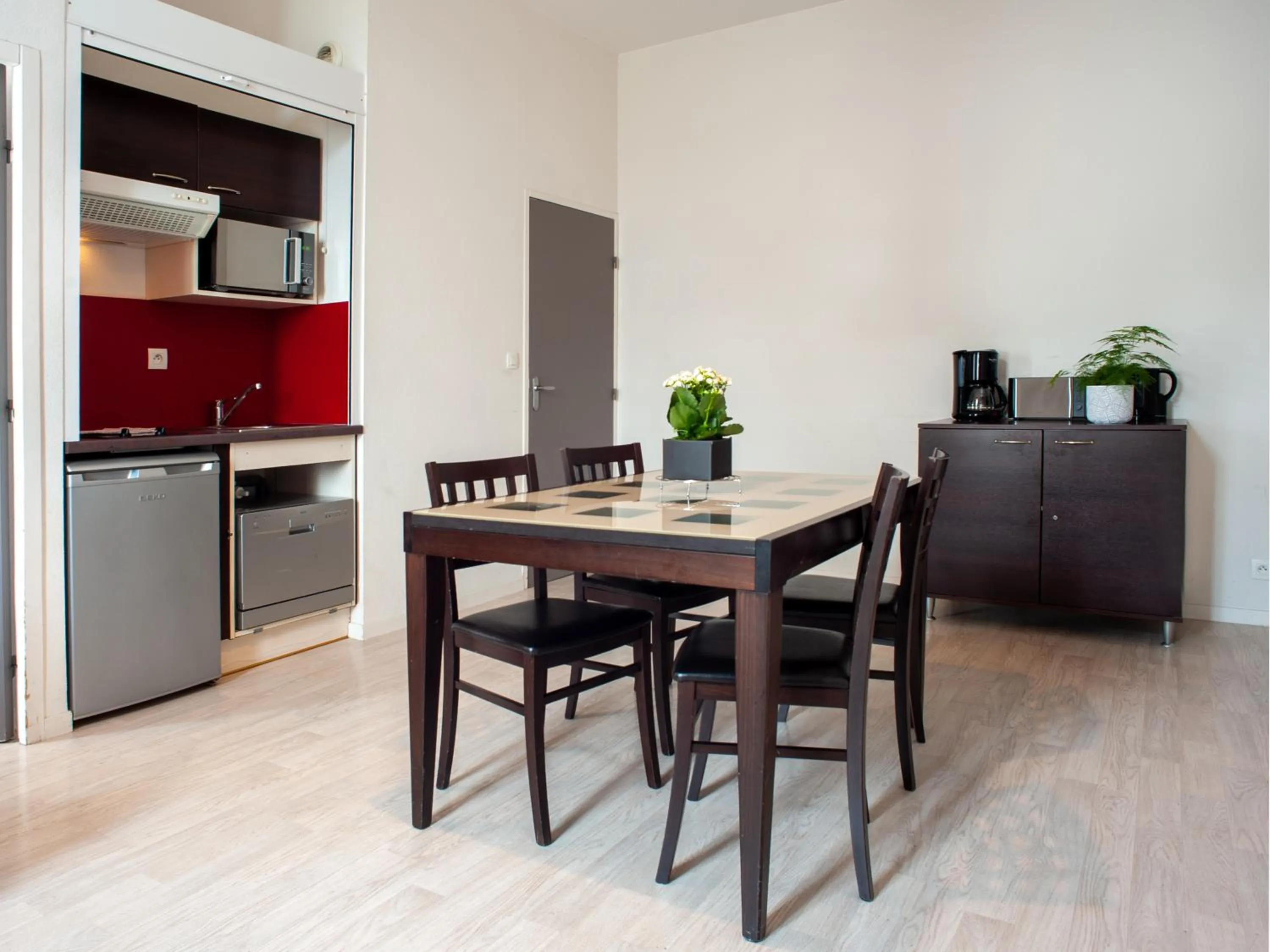 Kitchen or kitchenette in Résidence Vacancéole - Duguesclin