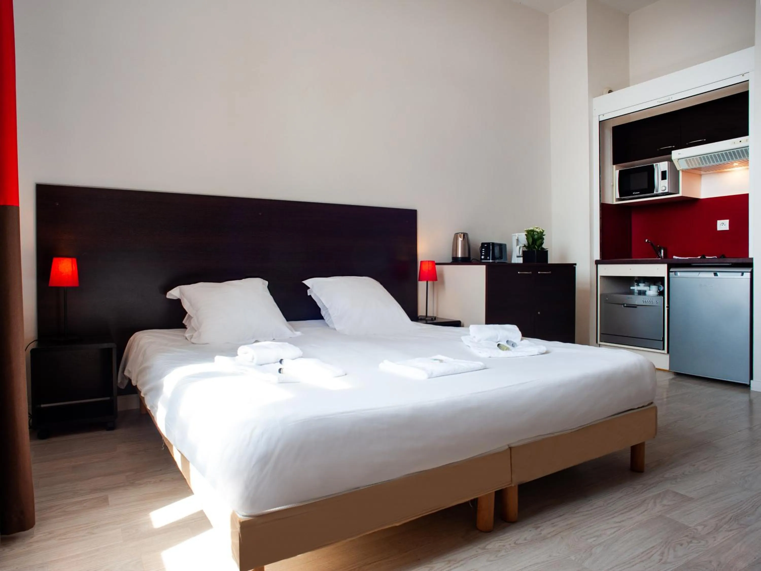 Kitchen or kitchenette, Bed in Résidence Vacancéole - Duguesclin