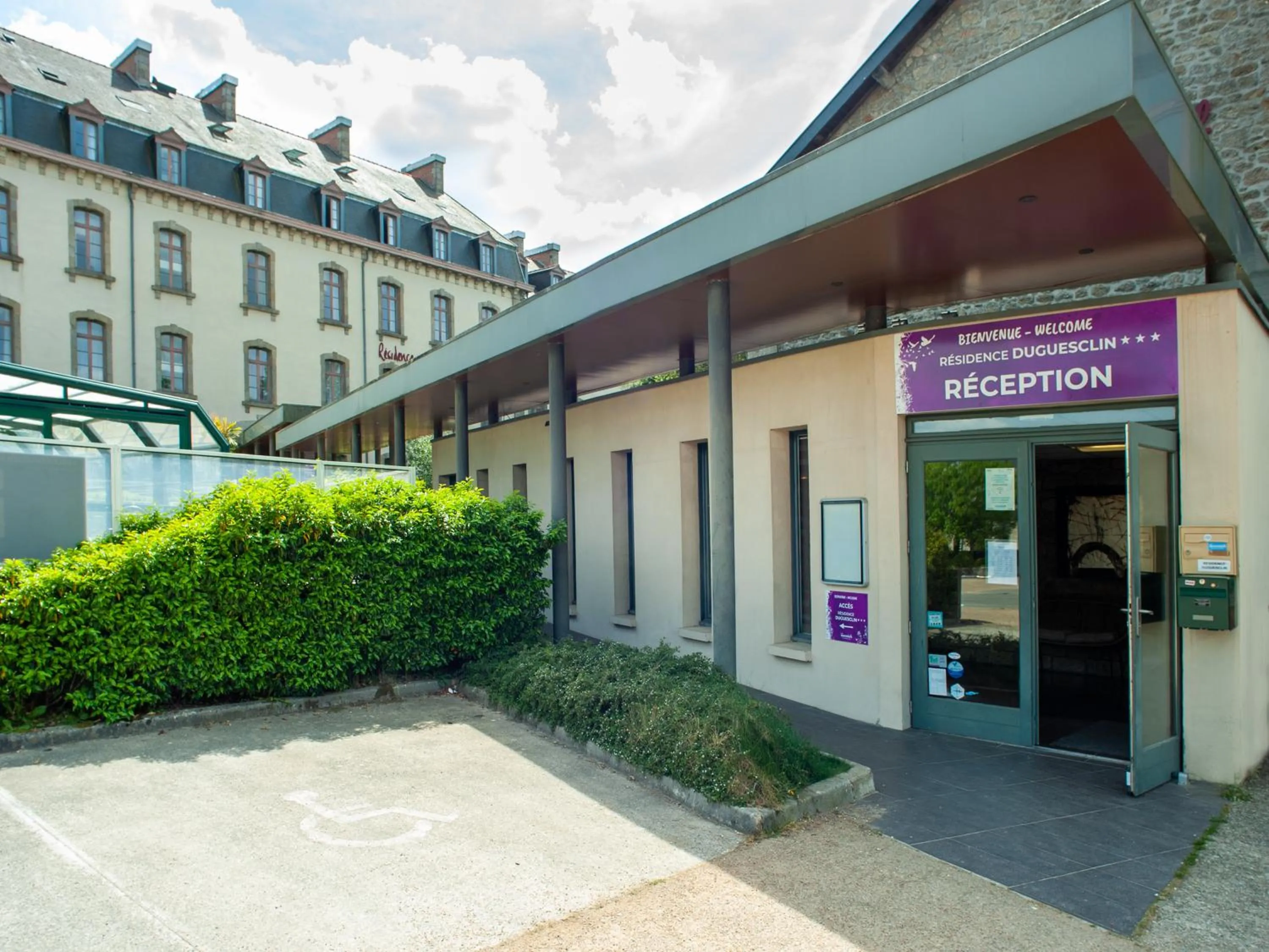 Facade/entrance in Résidence Vacancéole - Duguesclin