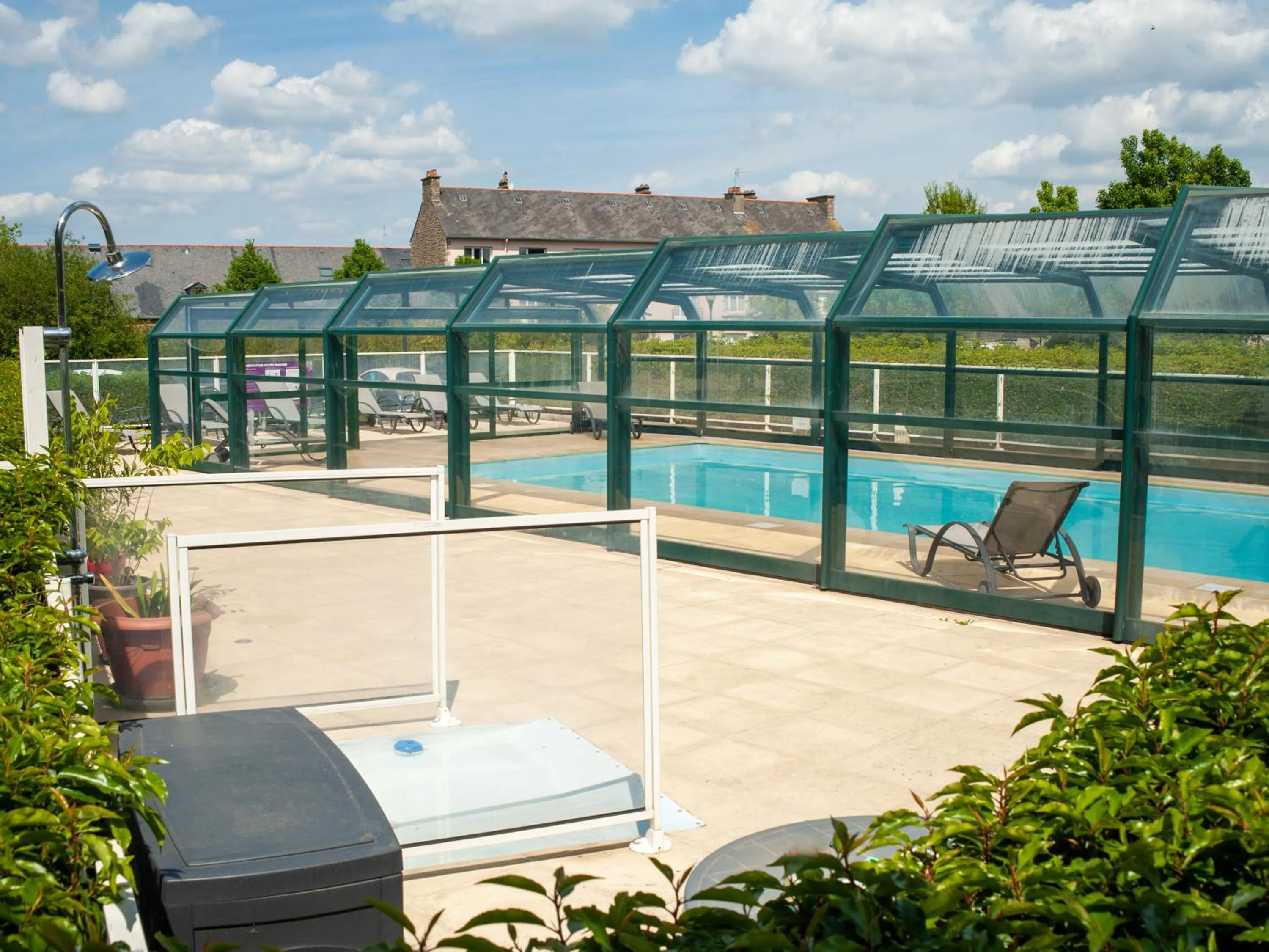 Swimming pool in Résidence Vacancéole - Duguesclin