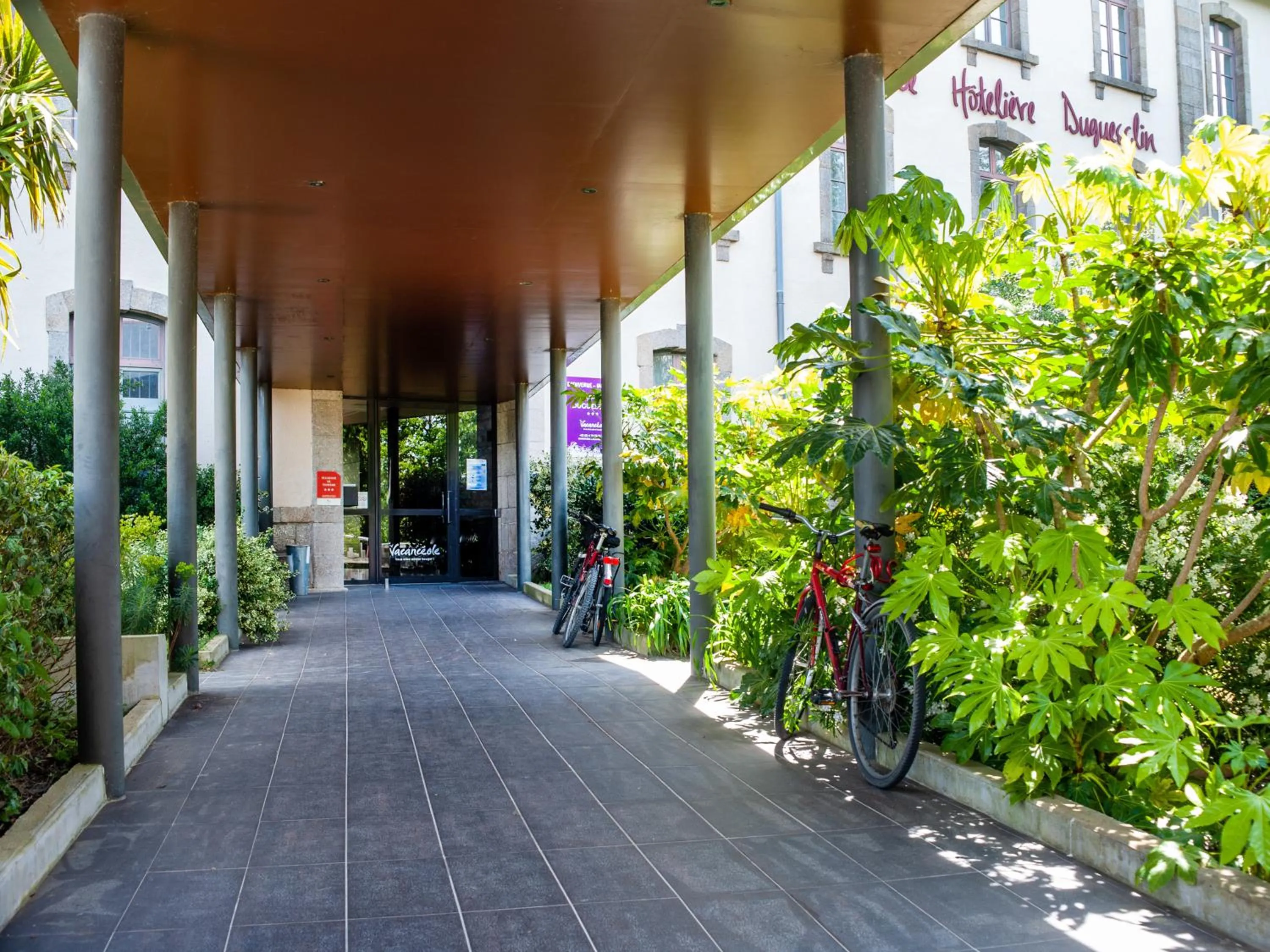 Property building in Résidence Vacancéole - Duguesclin