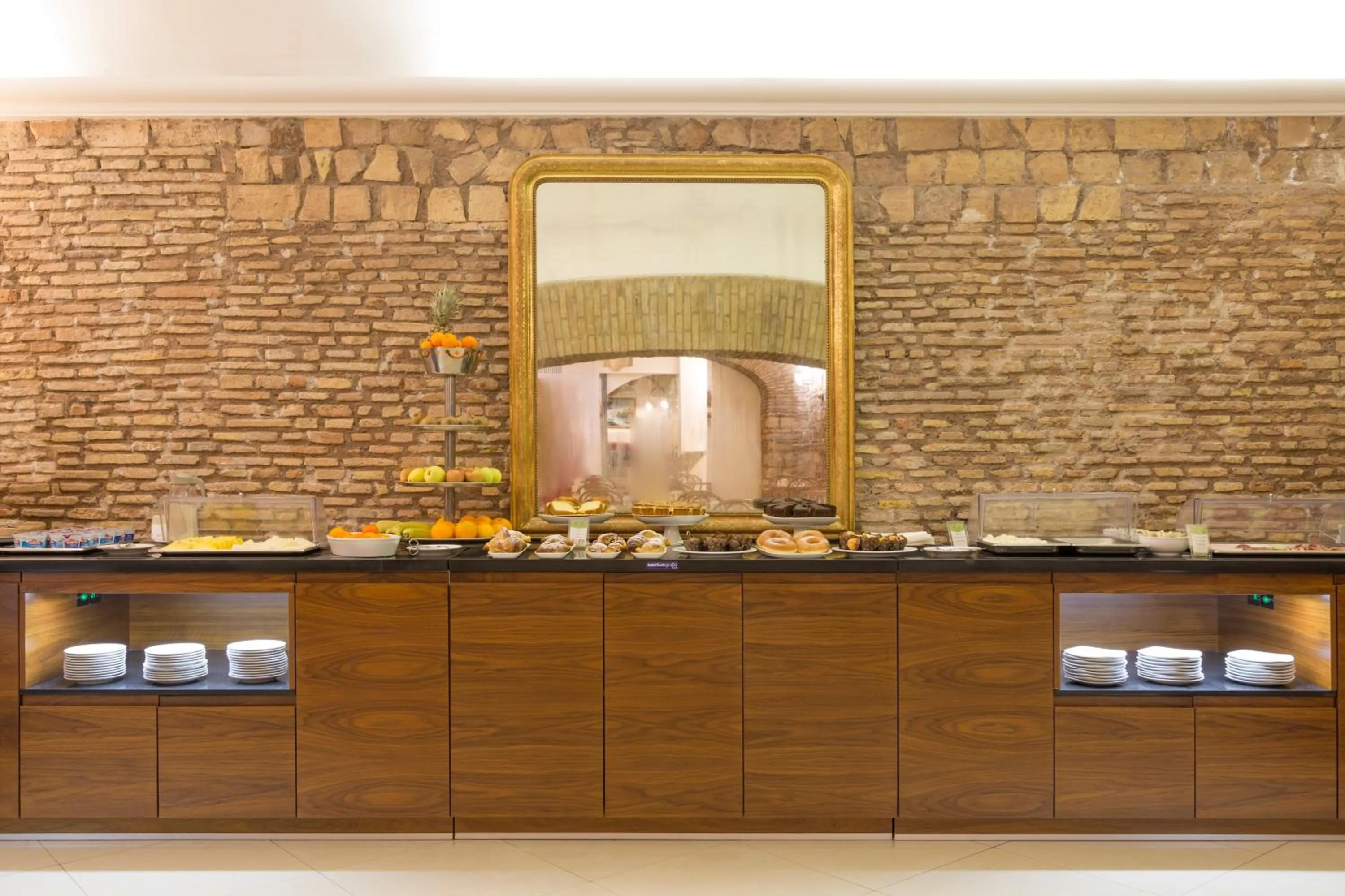 Buffet breakfast in Hotel Della Torre Argentina