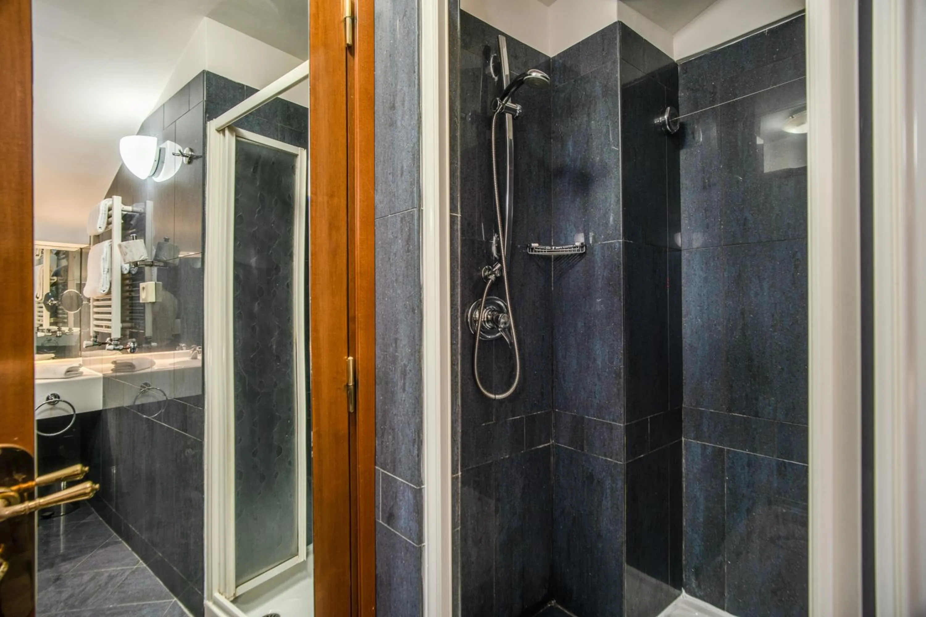Shower in Hotel Della Torre Argentina