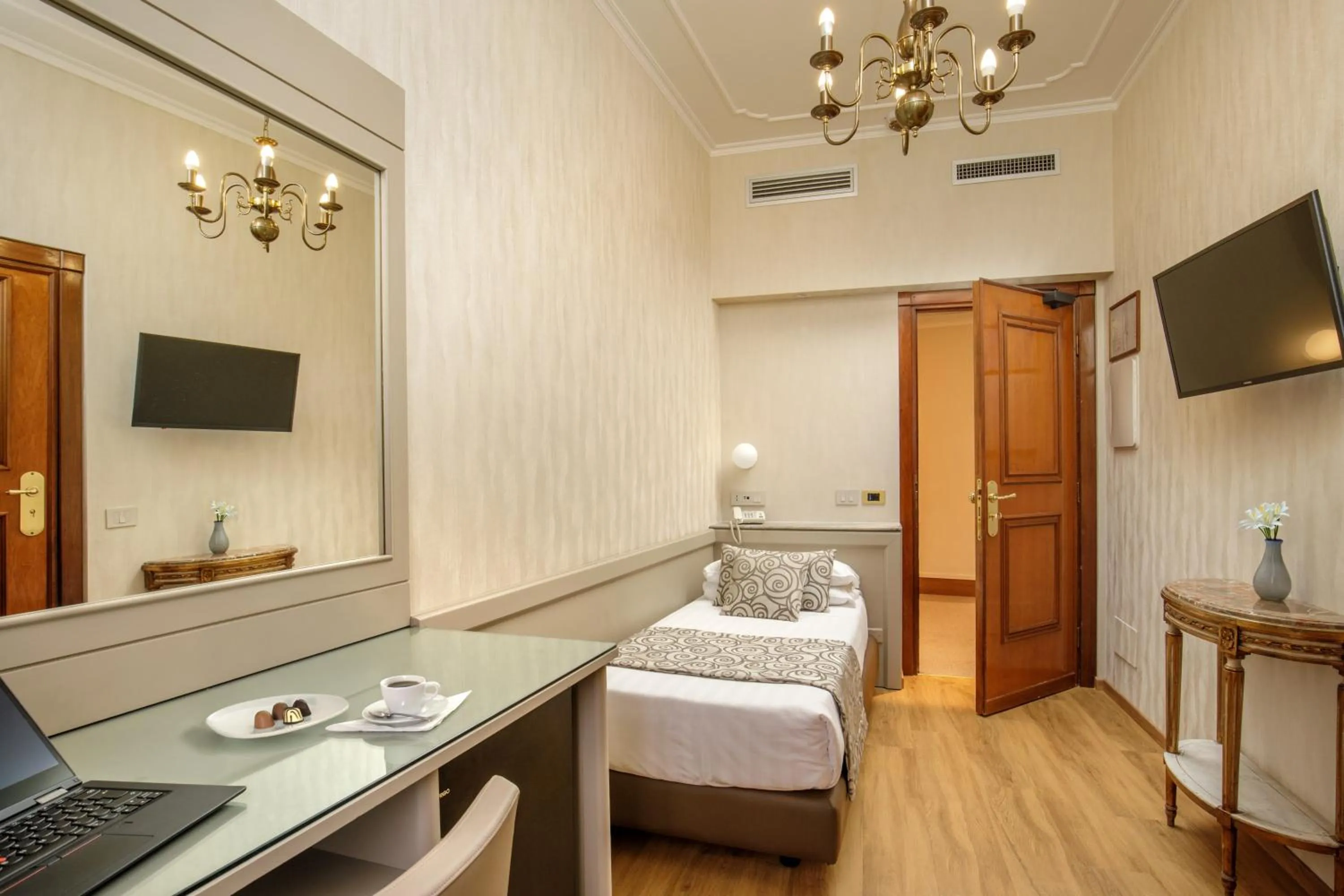 Bedroom, Bed in Hotel Della Torre Argentina