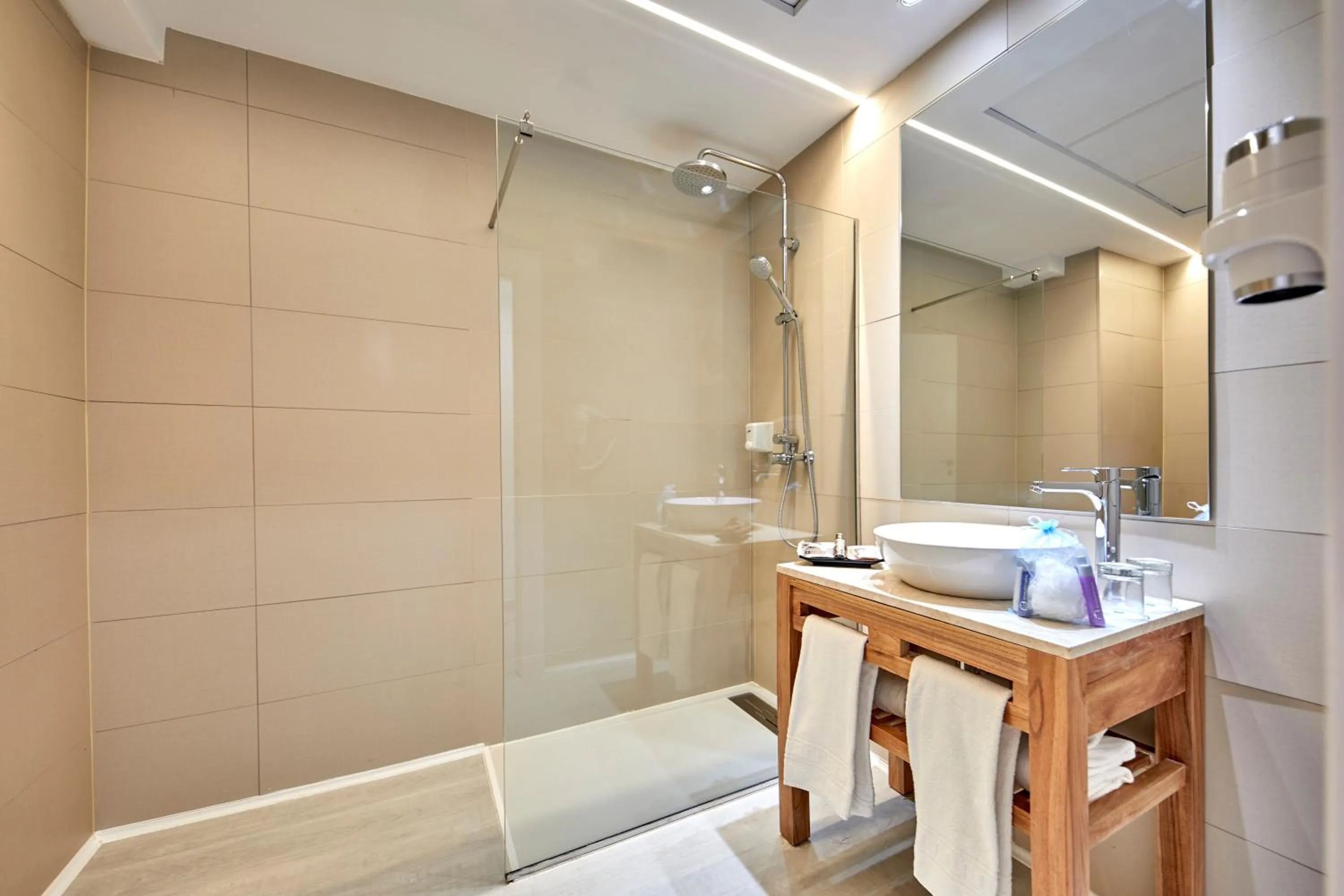 Shower in Ibersol Torremolinos Beach