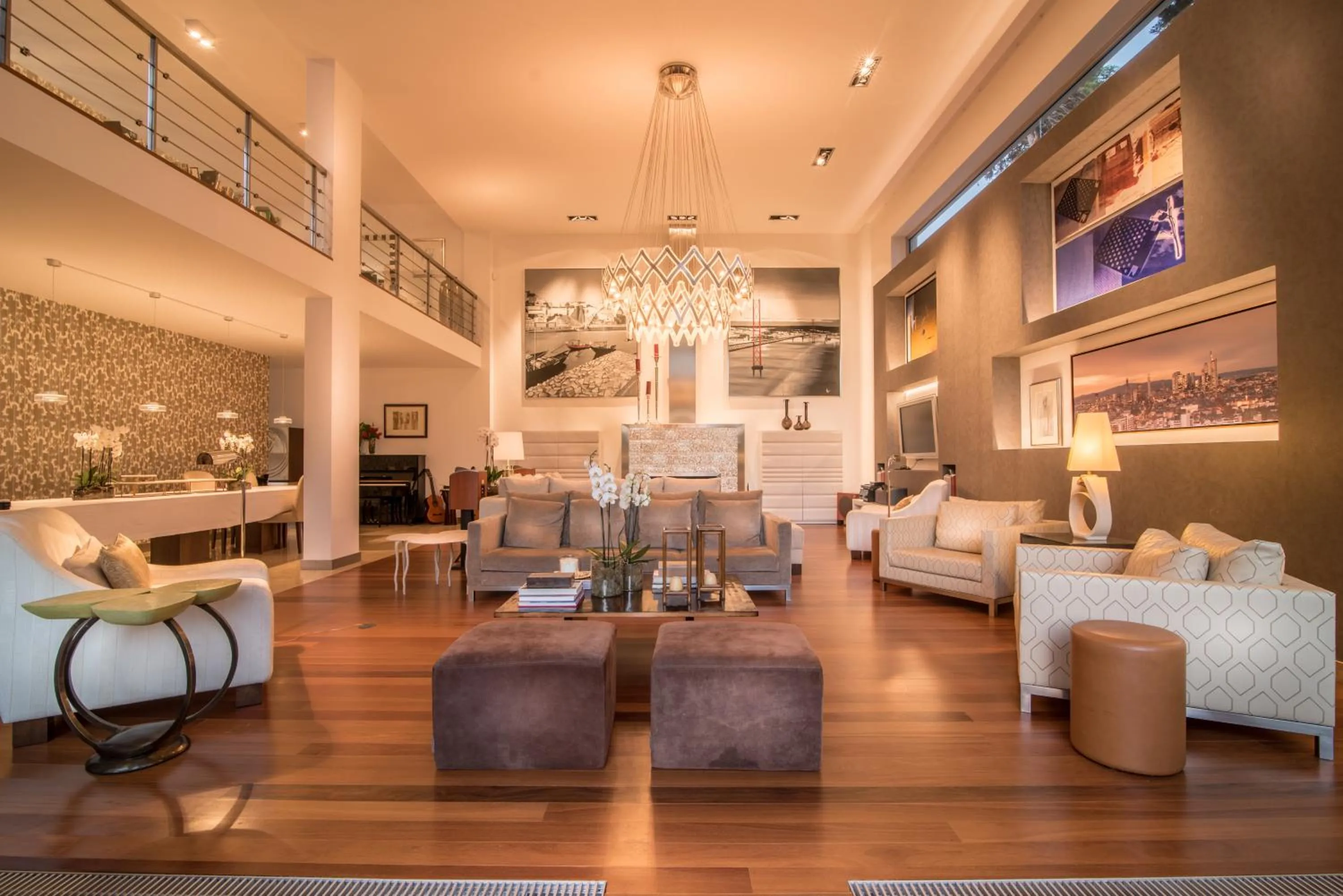 Communal lounge/ TV room in Cascais Casa Laranja Guesthouse