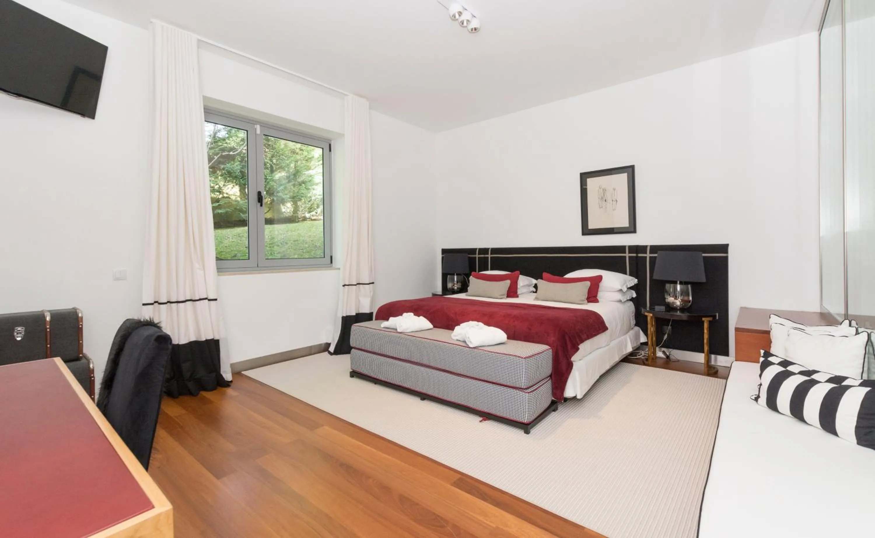 Photo of the whole room, Bed in Cascais Casa Laranja Guesthouse