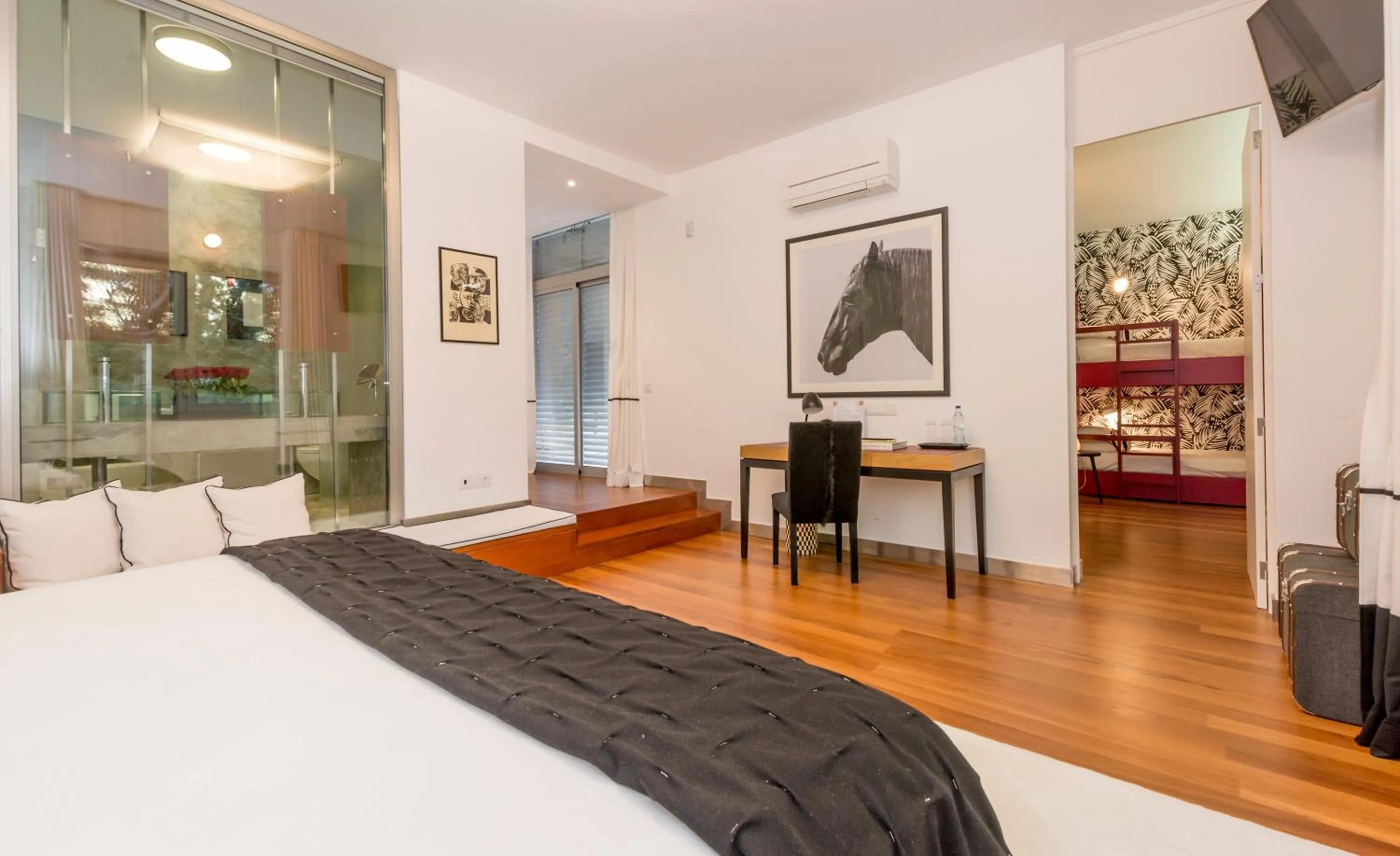 Photo of the whole room, Bed in Cascais Casa Laranja Guesthouse