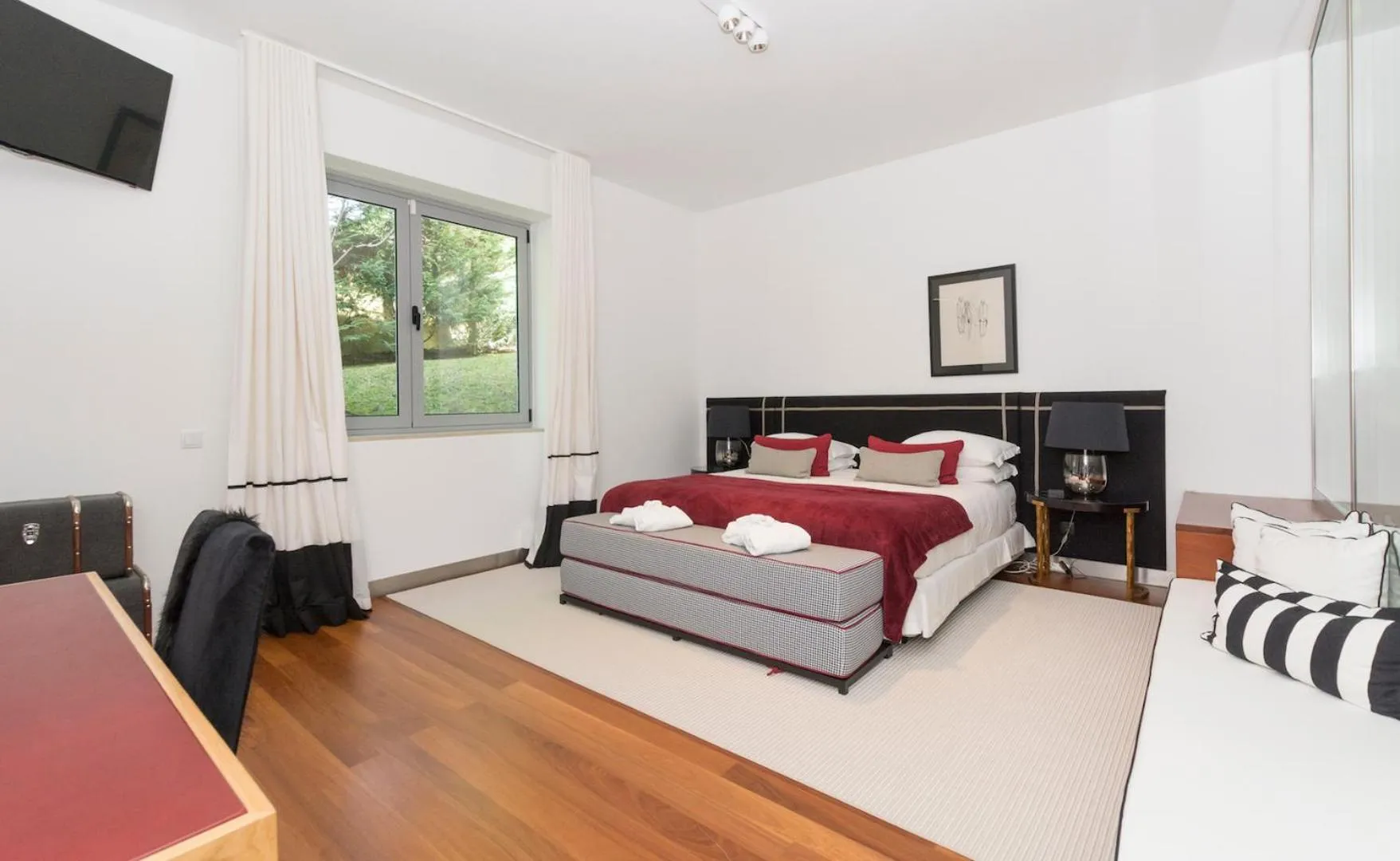 Photo of the whole room, Bed in Cascais Casa Laranja Guesthouse