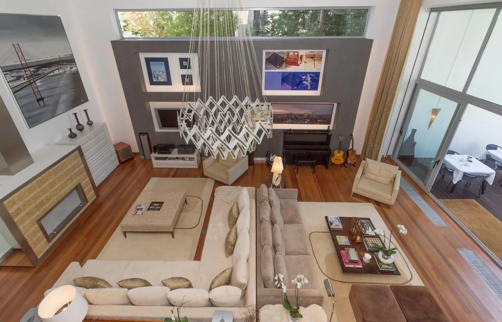 Communal lounge/ TV room in Cascais Casa Laranja Guesthouse