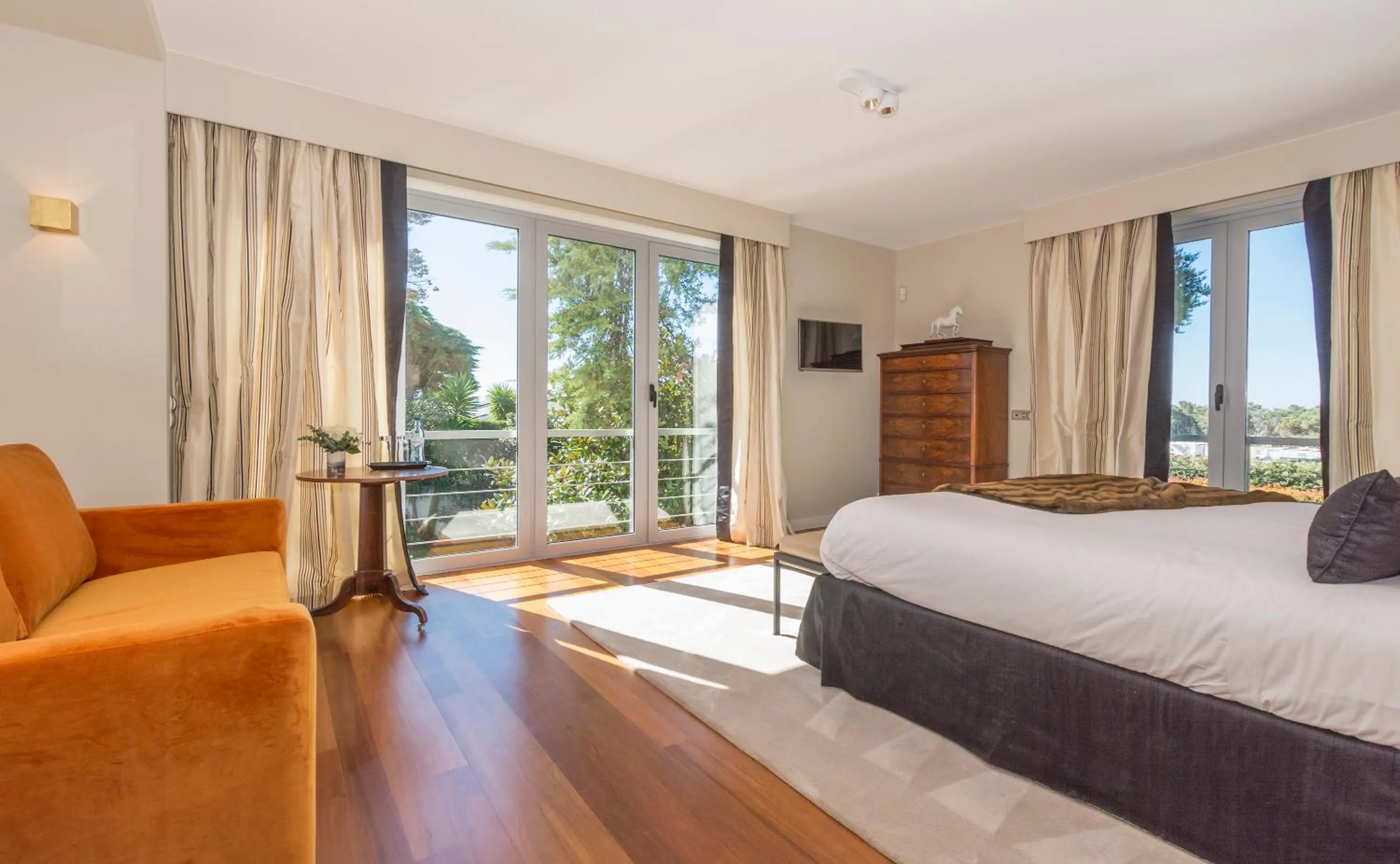 Photo of the whole room, Bed in Cascais Casa Laranja Guesthouse