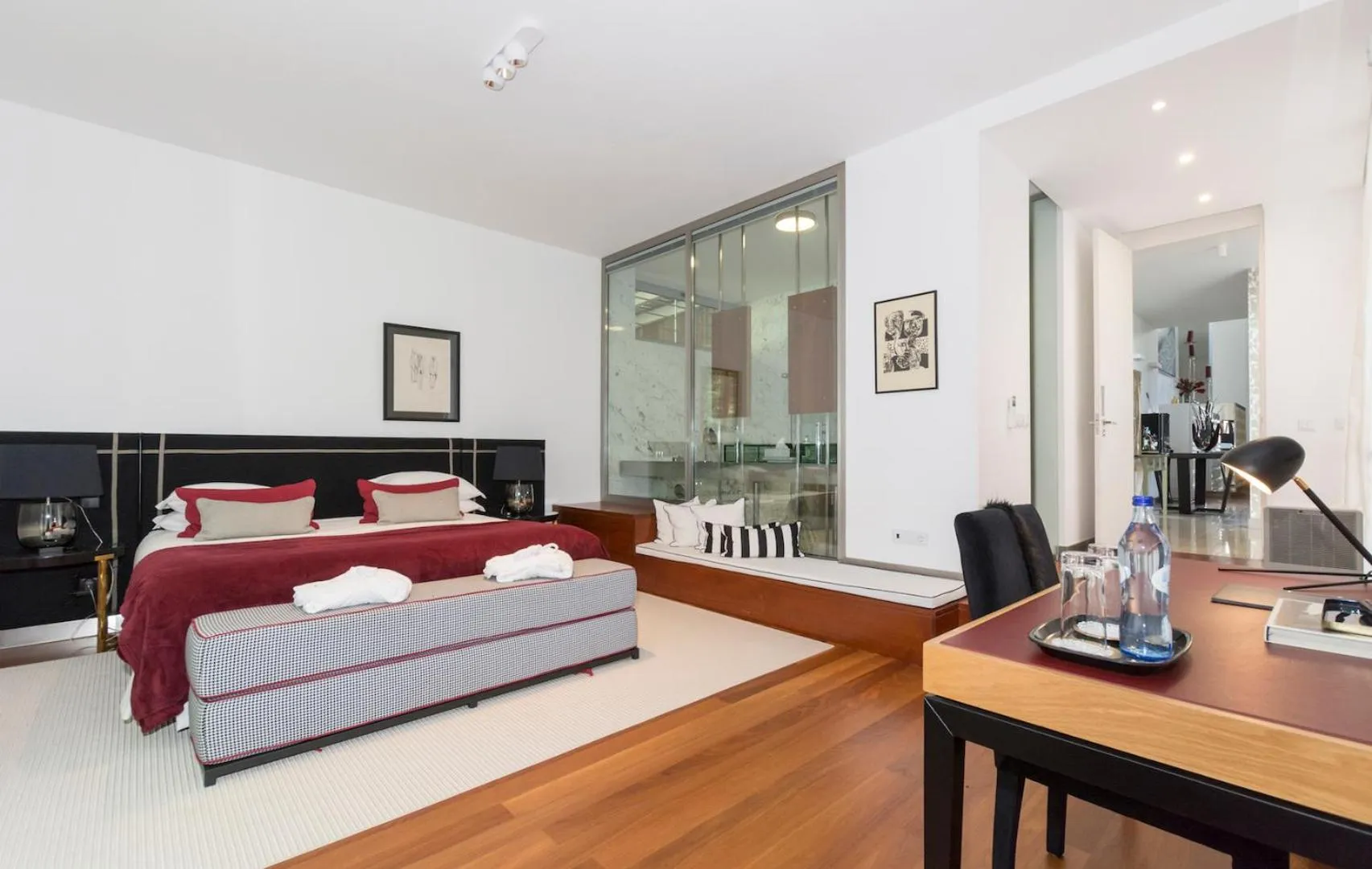 Photo of the whole room, Bed in Cascais Casa Laranja Guesthouse