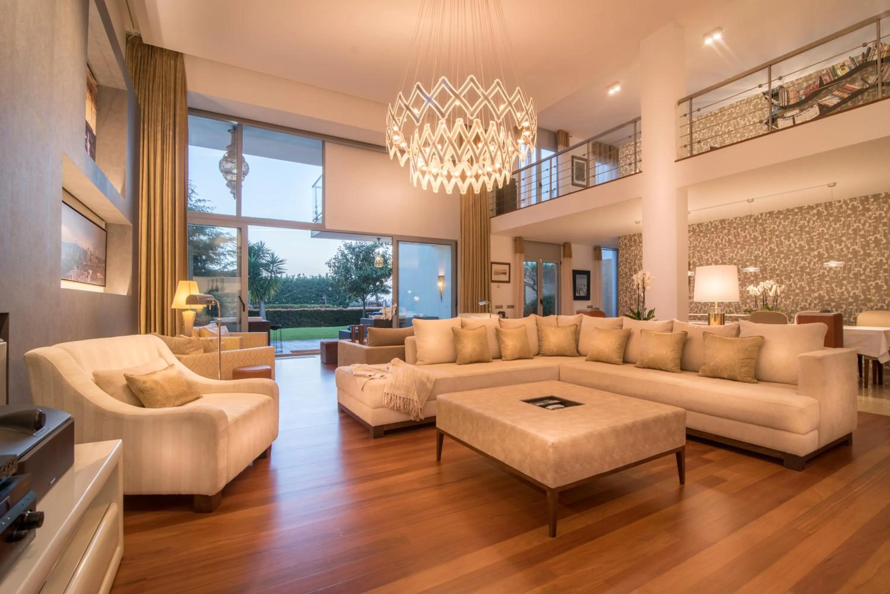 Communal lounge/ TV room in Cascais Casa Laranja Guesthouse