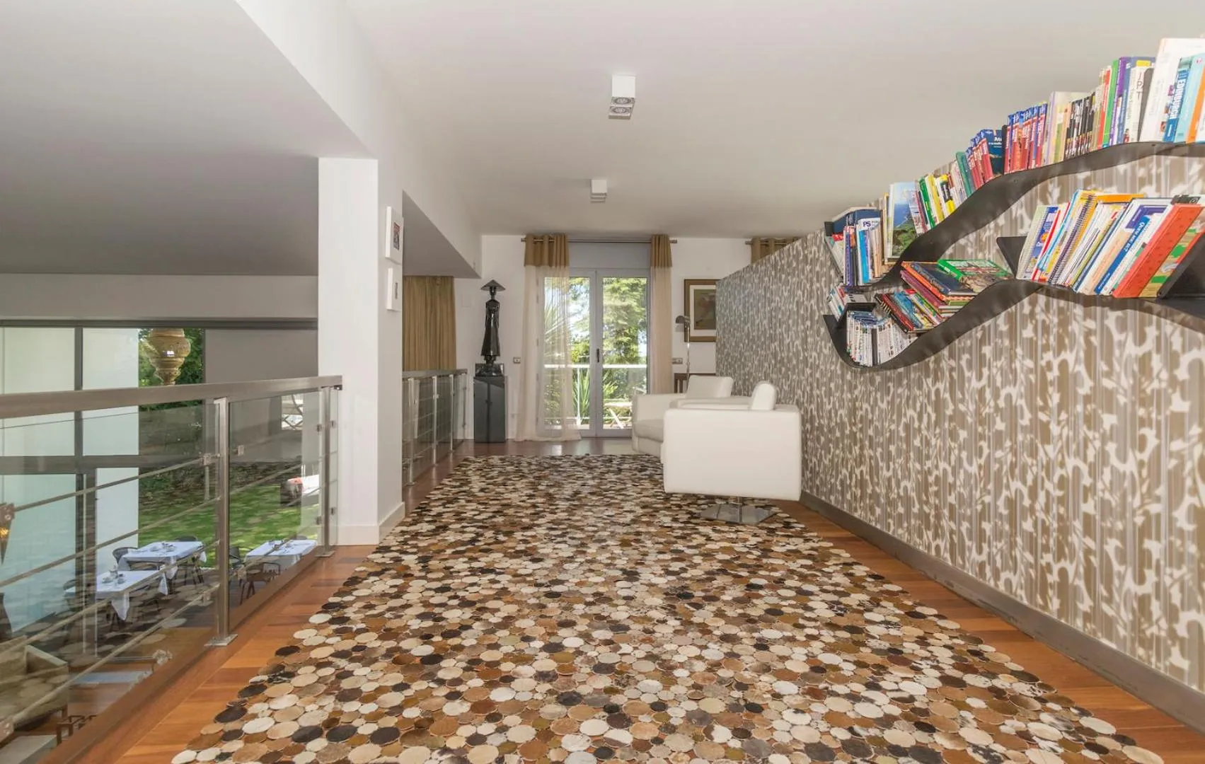 Library in Cascais Casa Laranja Guesthouse