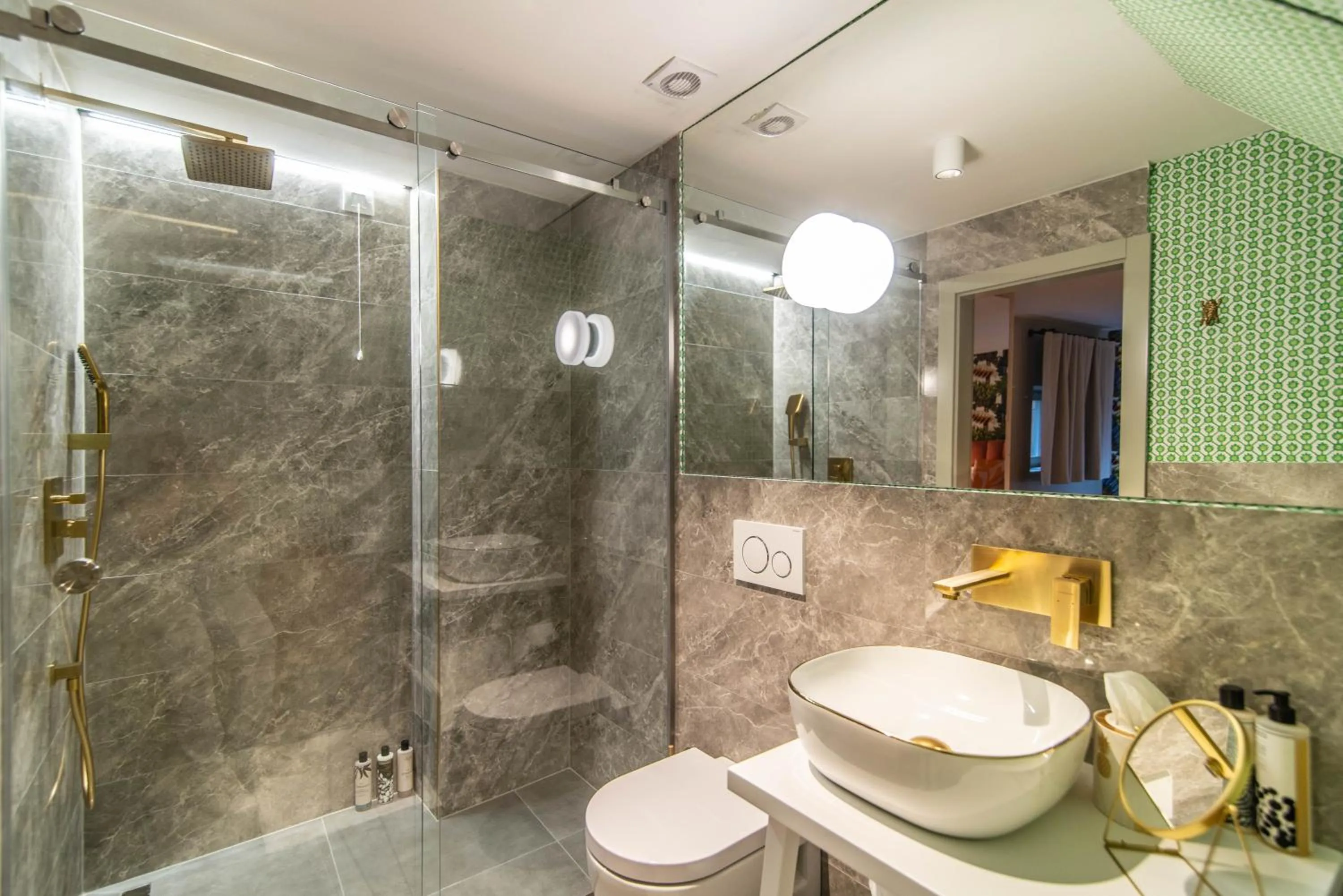 Shower in The Melegran