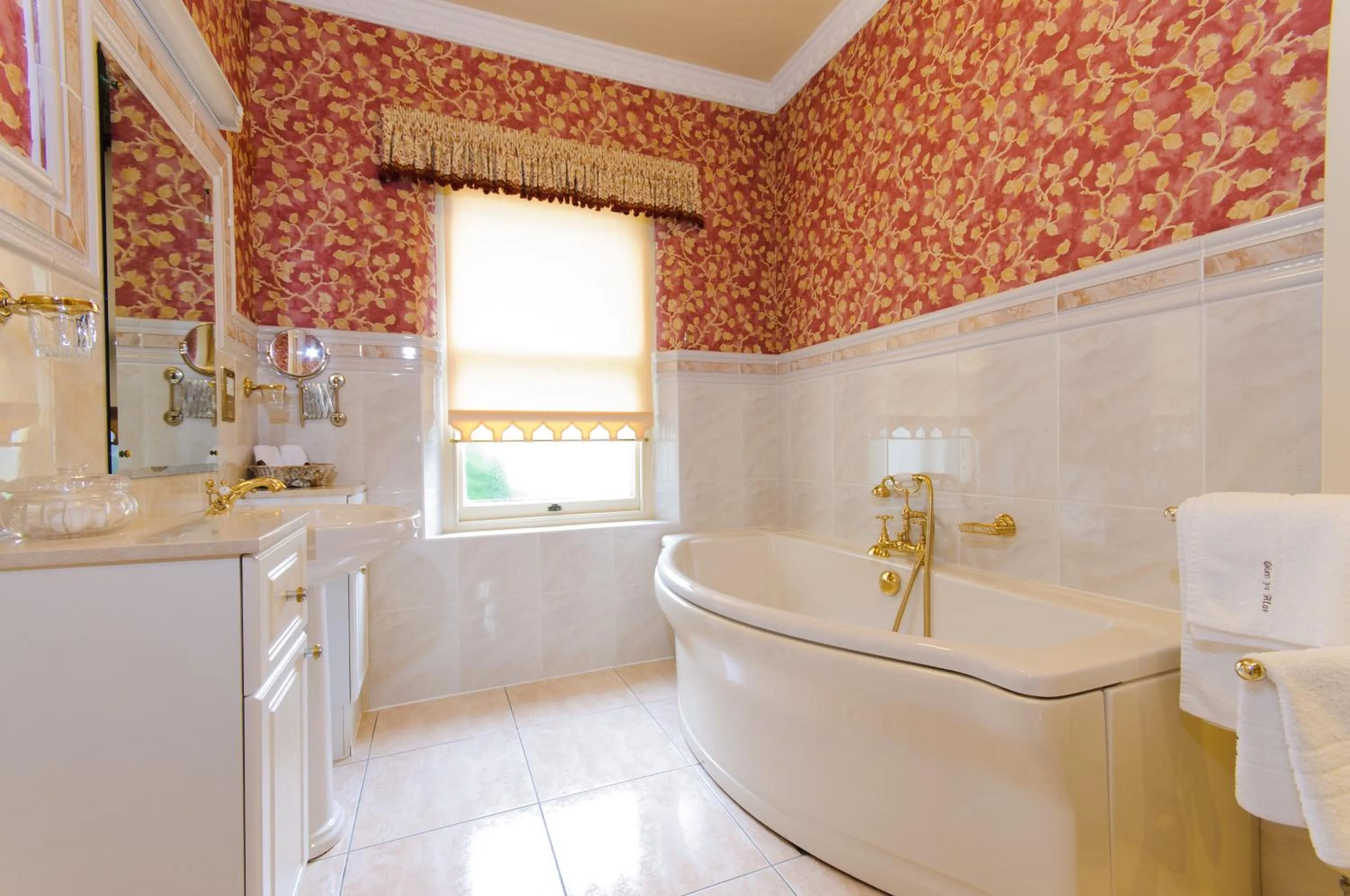 Bathroom in Glen-Yr-Afon House Hotel