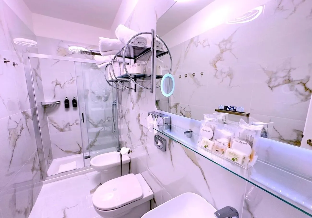 Shower in THE ONE Boutique Hotel & SPA Rome