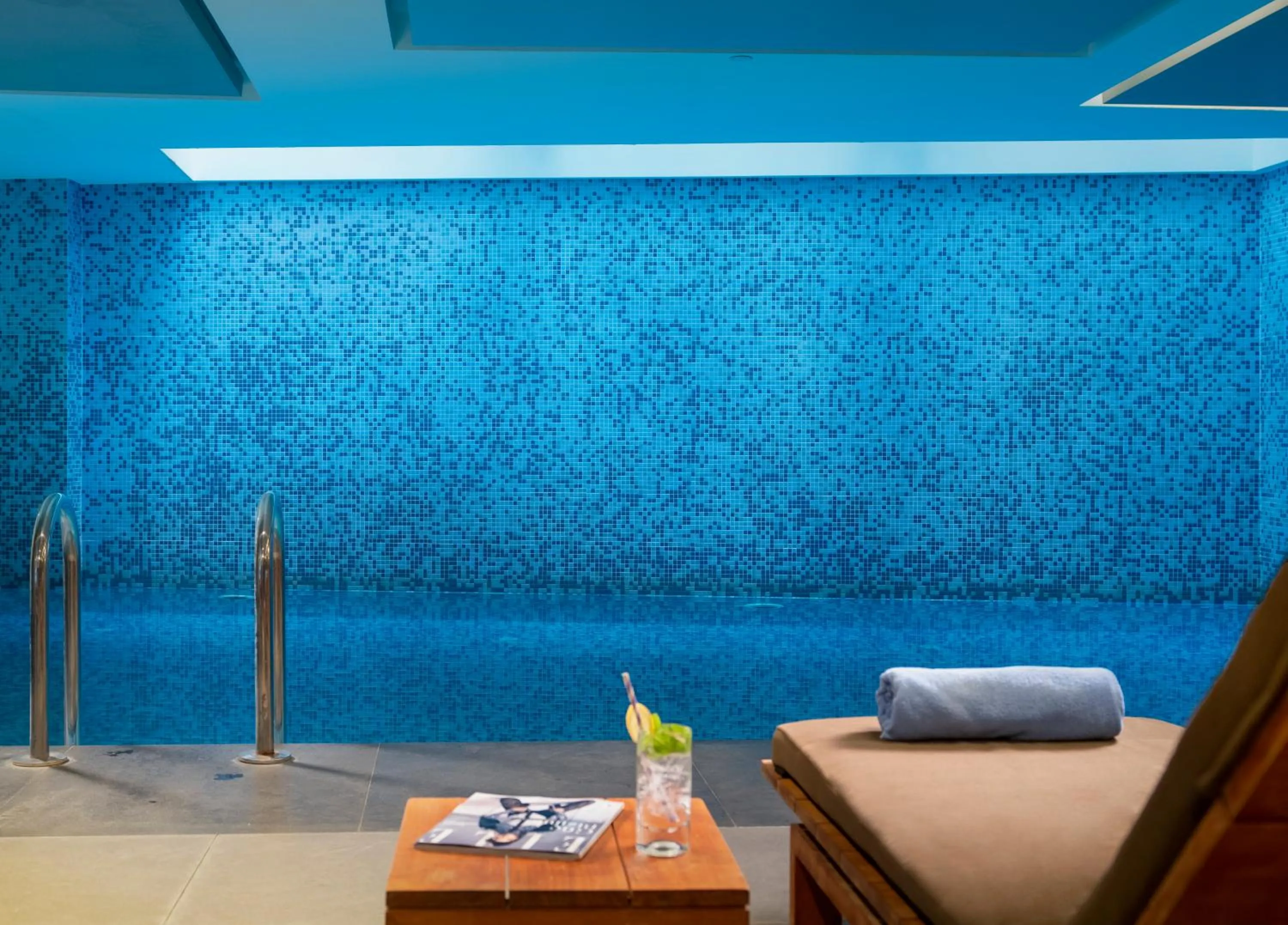 Swimming pool in Radisson Blu Hotel Istanbul Asia