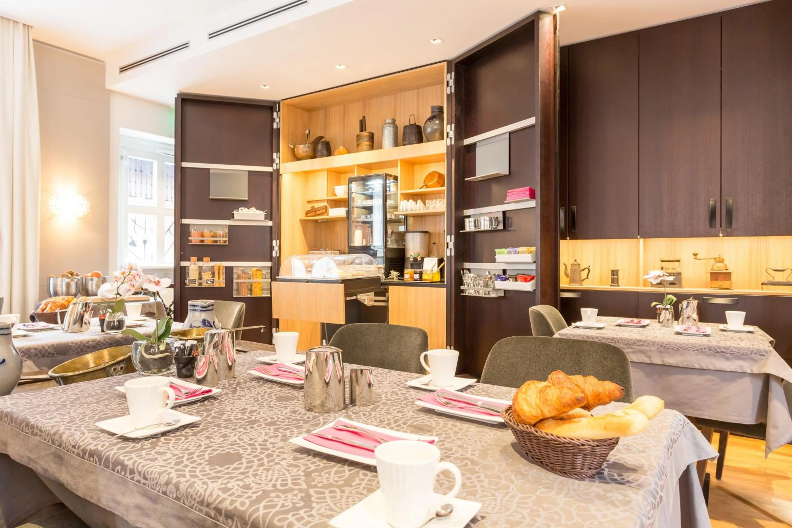 Continental breakfast in Hôtel L'Auberge Alsacienne