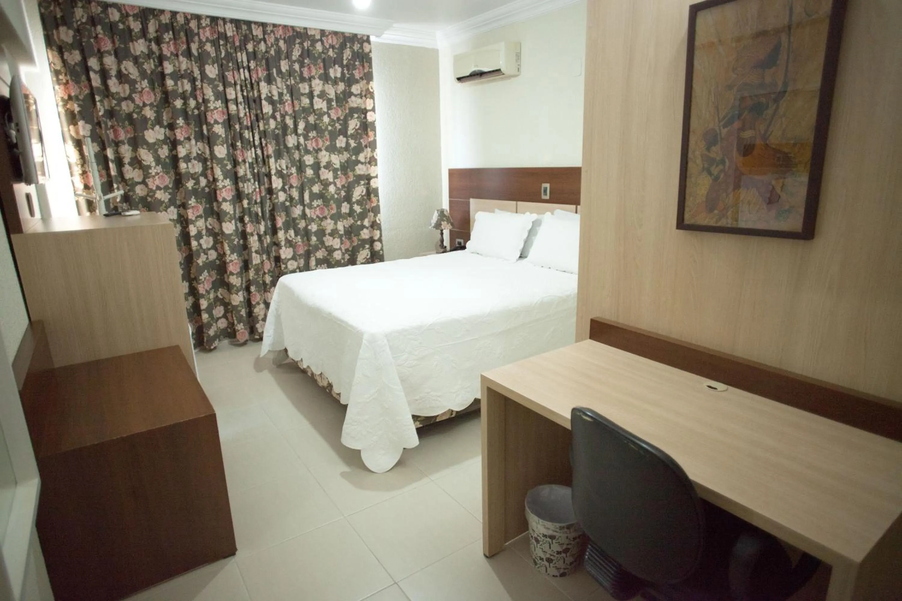 Photo of the whole room, Bed in CHA Royal Plaza Hotel