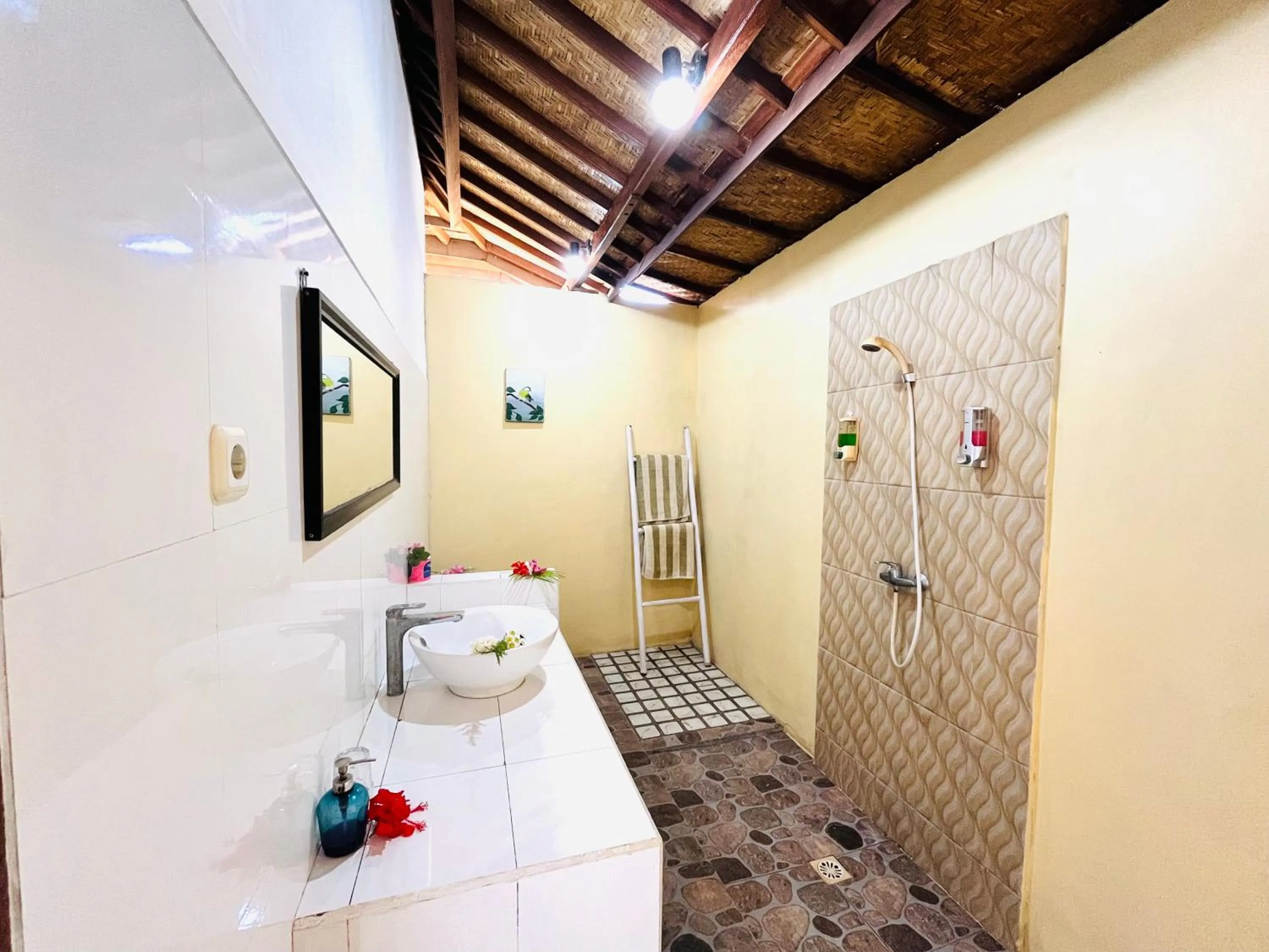 Shower, Bed in Nusa Veranda Sunset Villas & Restaurant