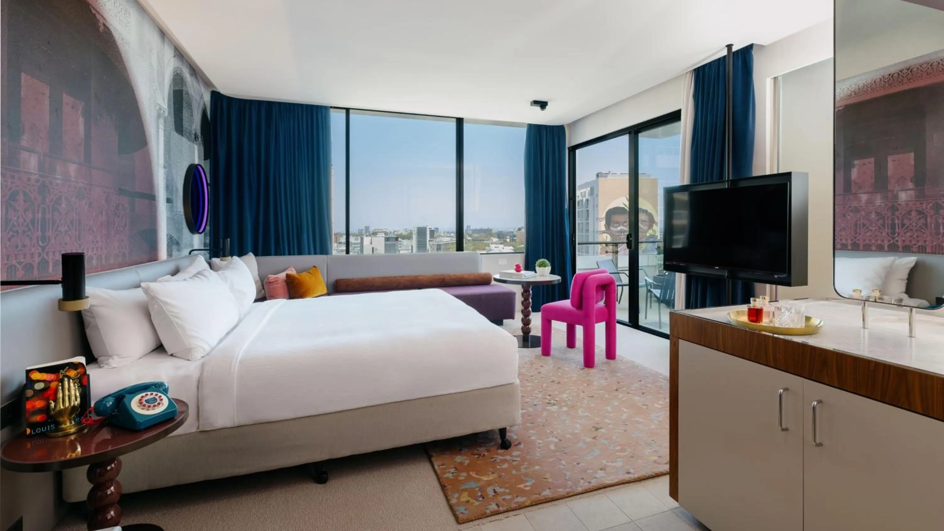 Photo of the whole room, Bed in Hotel Indigo Sydney Potts Point by IHG