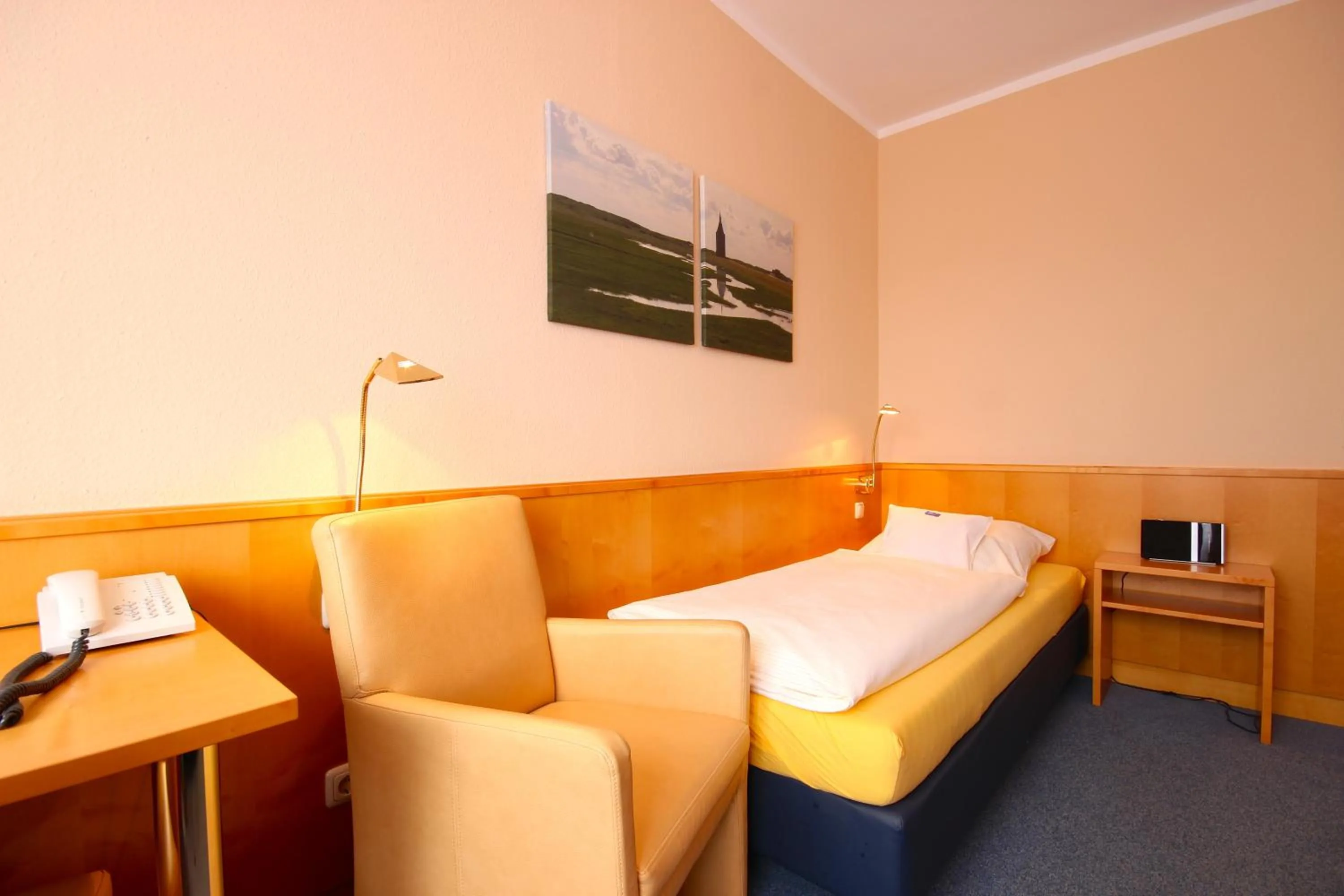 Bed in Hotel Hanken GmbH, Hotel Hanken und Seehotel