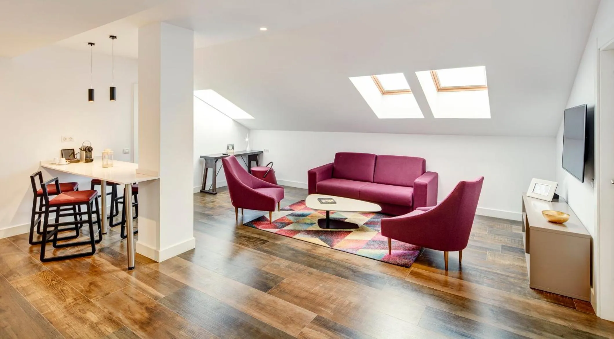 Photo of the whole room in Sercotel Calle Mayor