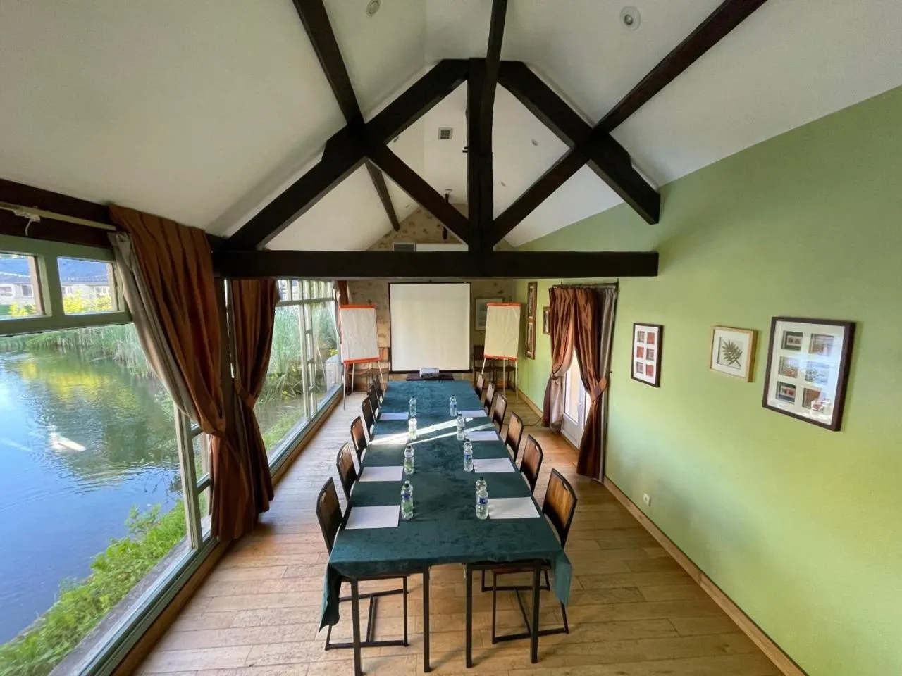 Business facilities in Auberge du Manet