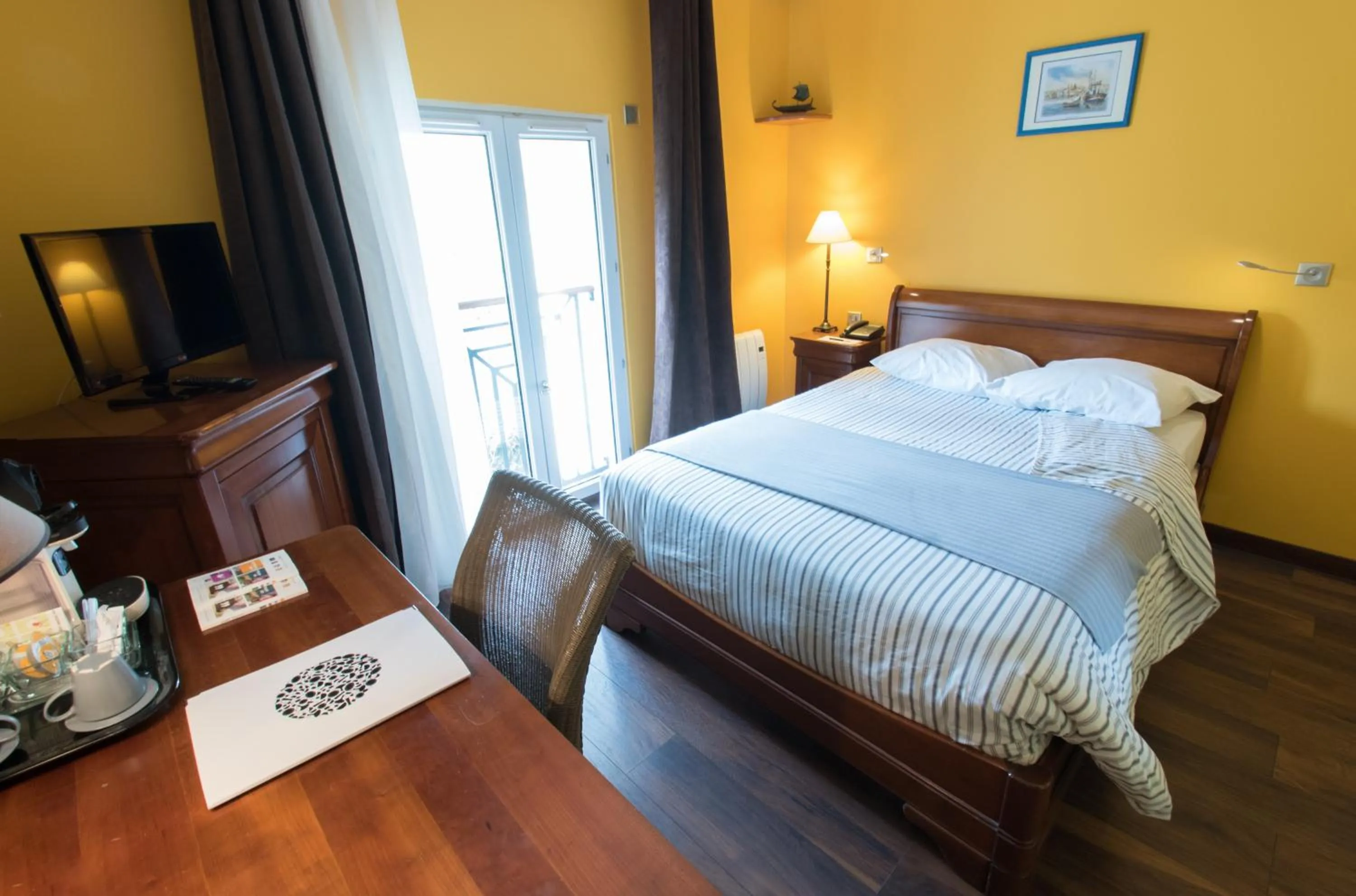 Photo of the whole room, Bed in Auberge du Manet